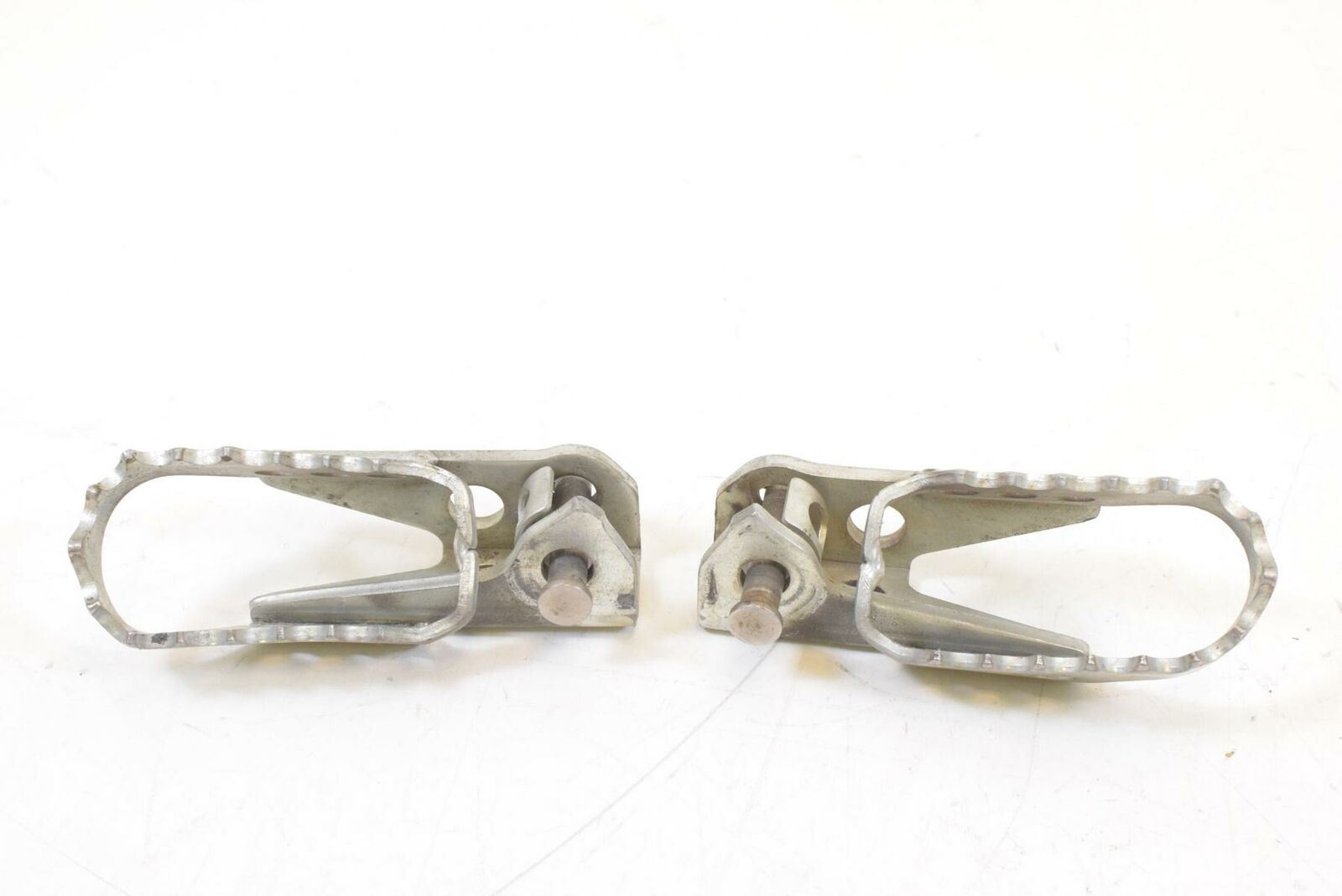 2009 BMW R1200 GS K255 Adv Front Rider Driver Footpeg Set 46717694557 {{ shop.shopifyCountryName }} - Mototech271