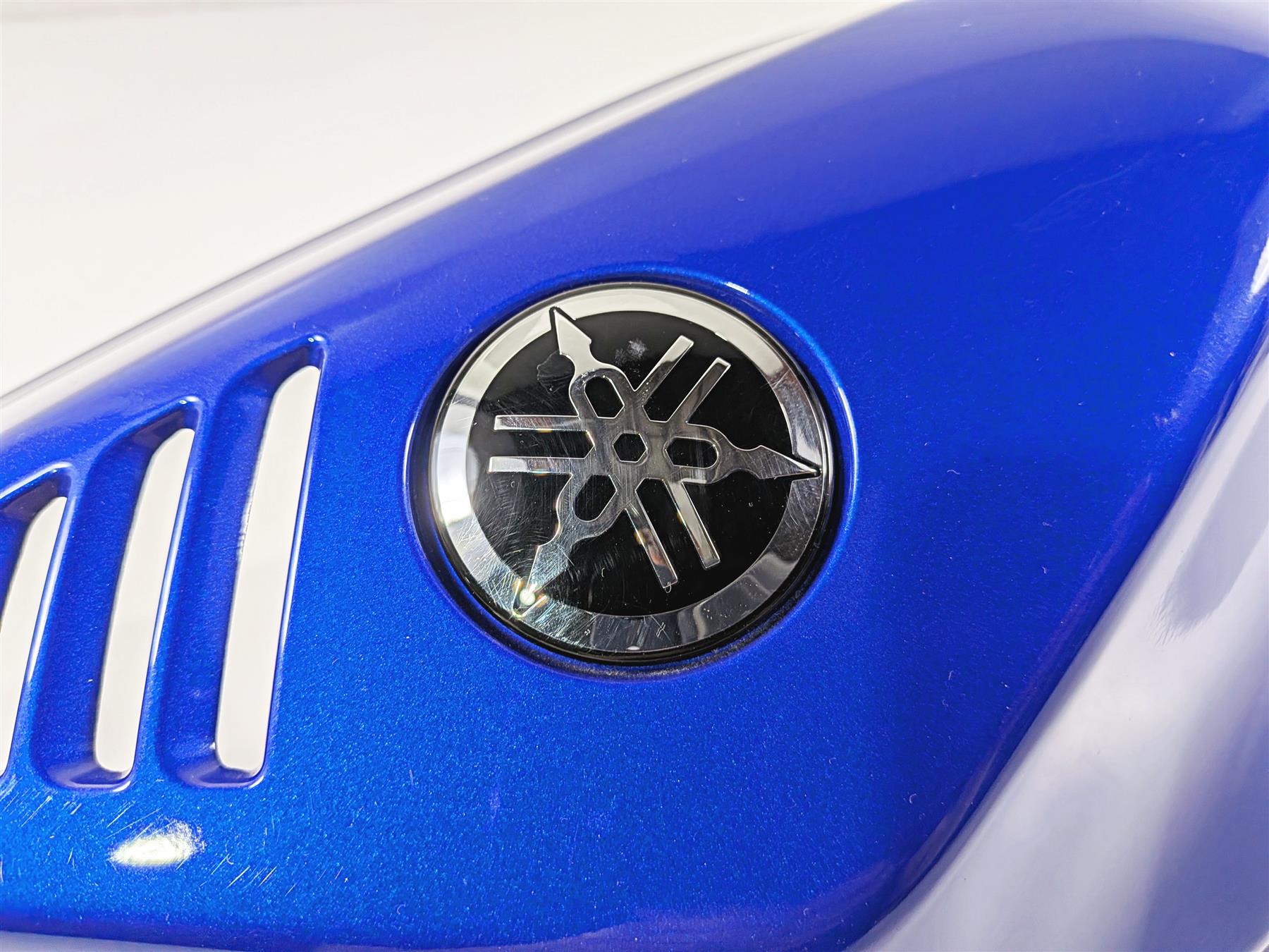 2025 Yamaha YZF R7 Oem Blue Left Side Tank Cover Fairing BEB-24129-00 {{ shop.shopifyCountryName }} - Mototech271