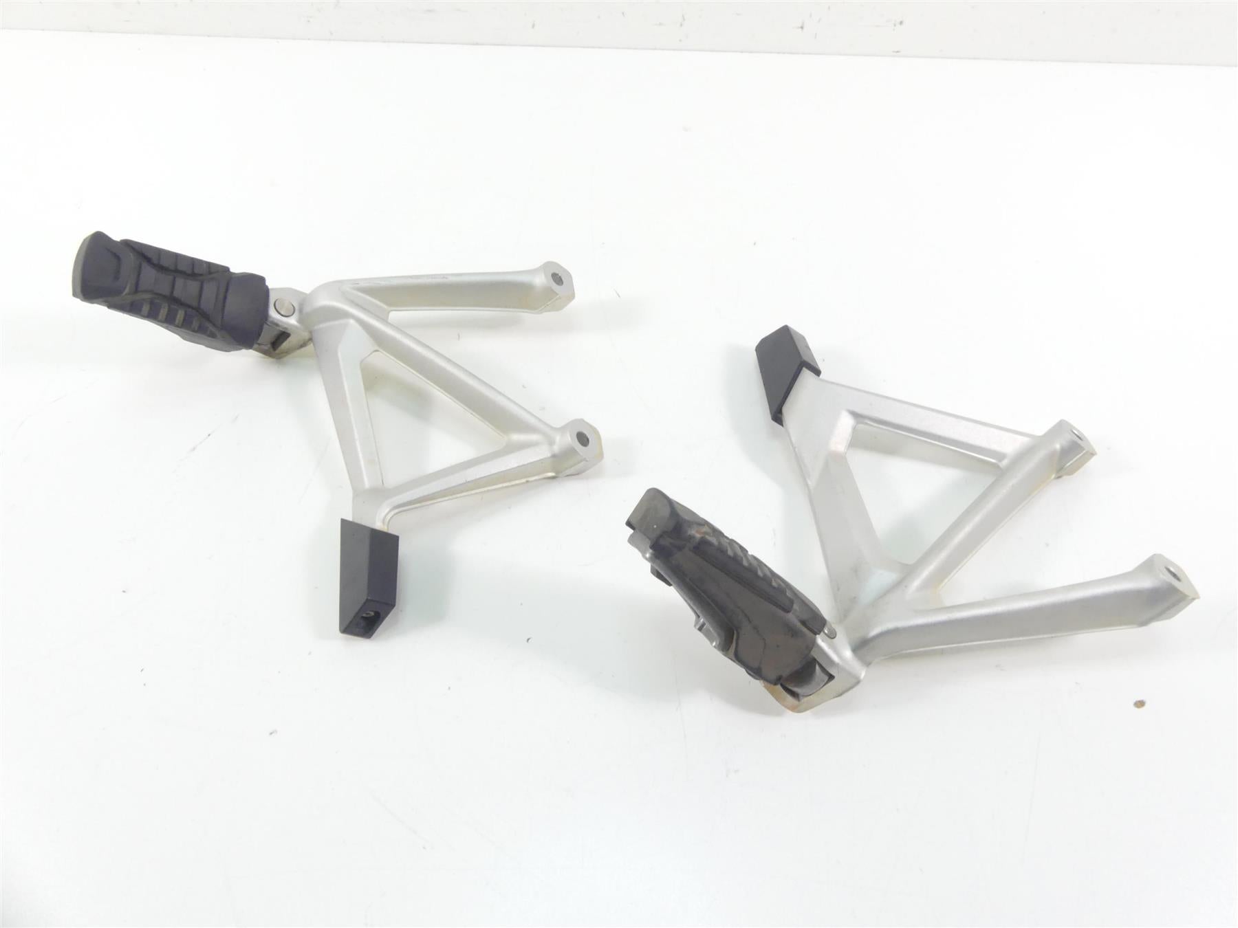 2013 BMW R1200GS GSW K50 Rear Passenger Footpeg Vario Case Set 46718532617 46718532616 {{ shop.shopifyCountryName }} - Mototech271