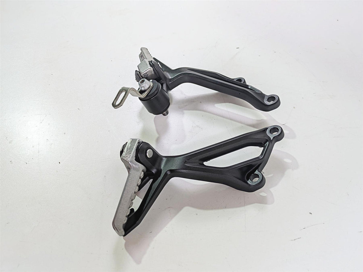 2020 Kawasaki Z900 ZR900 Rear Passenger Footpeg Rest Set 35063-1452-18R {{ shop.shopifyCountryName }} - Mototech271