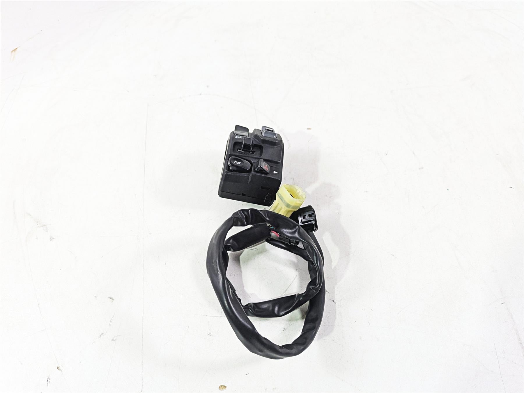 2020 Kawasaki ZX6R Ninja Left Hand Light Blinker Control Switch 46091-0613 {{ shop.shopifyCountryName }} - Mototech271