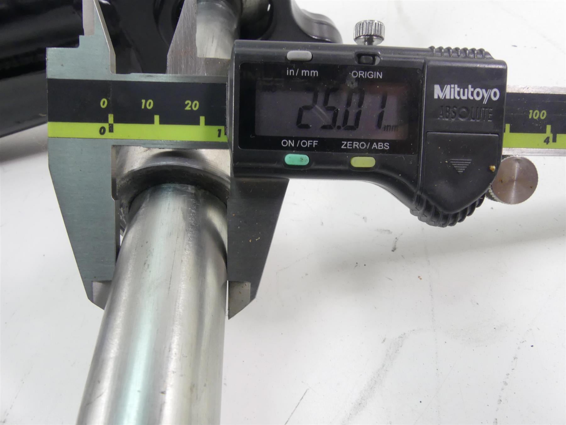 2013 Harley Touring FLTRX Road Glide Rear Swing Arm Swingarm + Axle 47549-09A {{ shop.shopifyCountryName }} - Mototech271