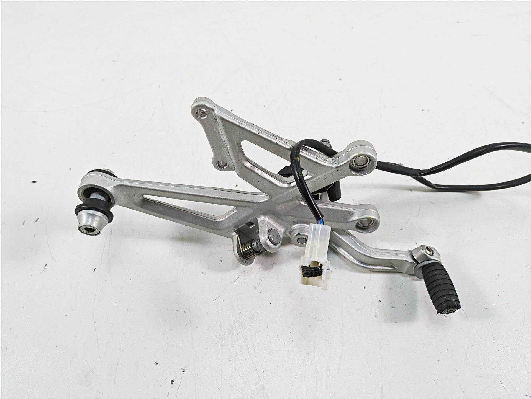 2020 Aprilia Tuono V4 Factory Right Front Footpeg Mount & Brake Ped 2B003415 {{ shop.shopifyCountryName }} - Mototech271