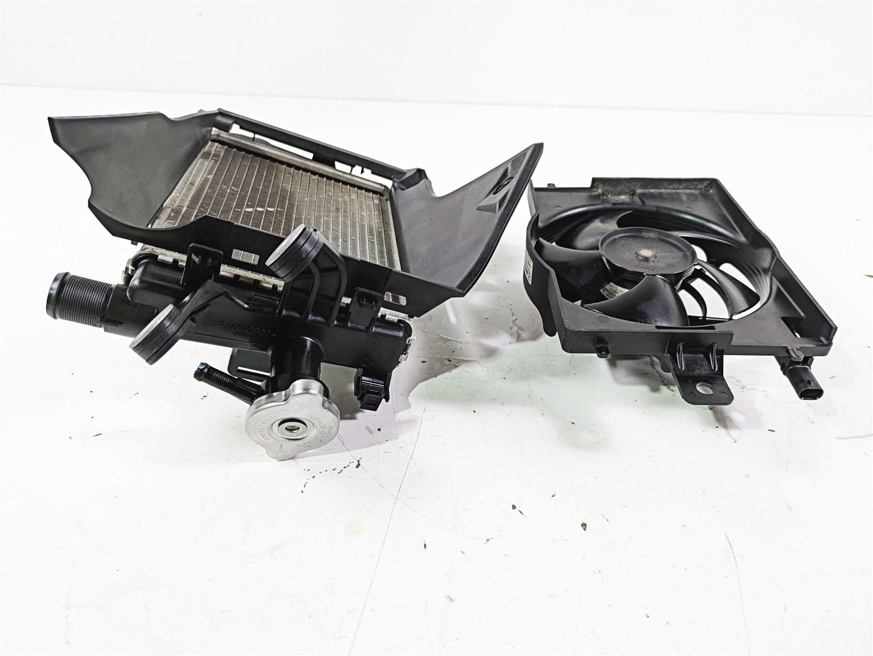 2018 BMW R1200GS GSW K50 Right Radiator + Reservoir Fan & Cover Set 17118546416 {{ shop.shopifyCountryName }} - Mototech271
