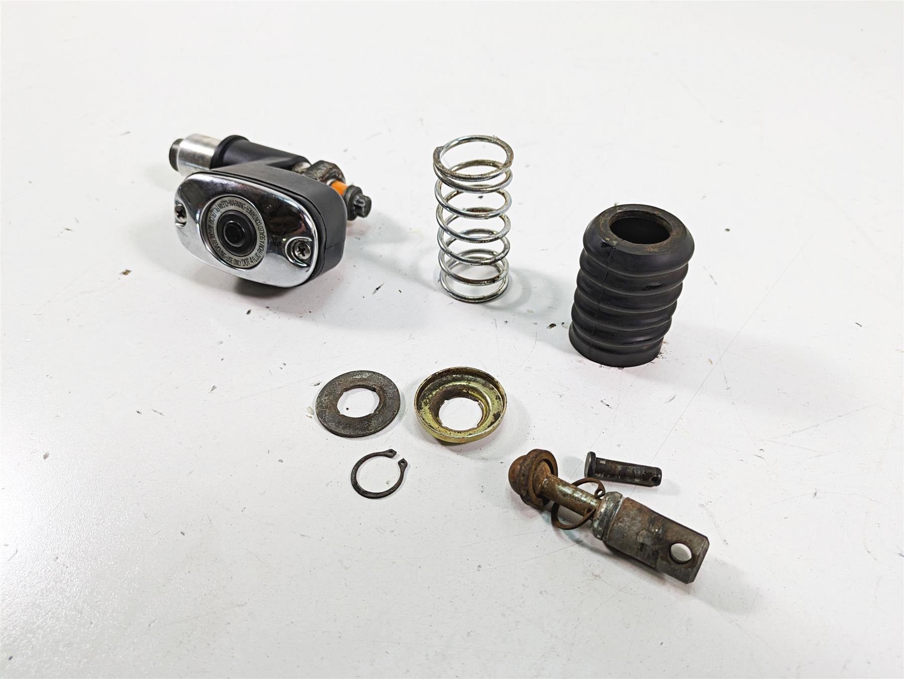 2005 Harley Touring FLHTCUI Electra Glide Rear Brake Master Cylinder 41767-05E {{ shop.shopifyCountryName }} - Mototech271
