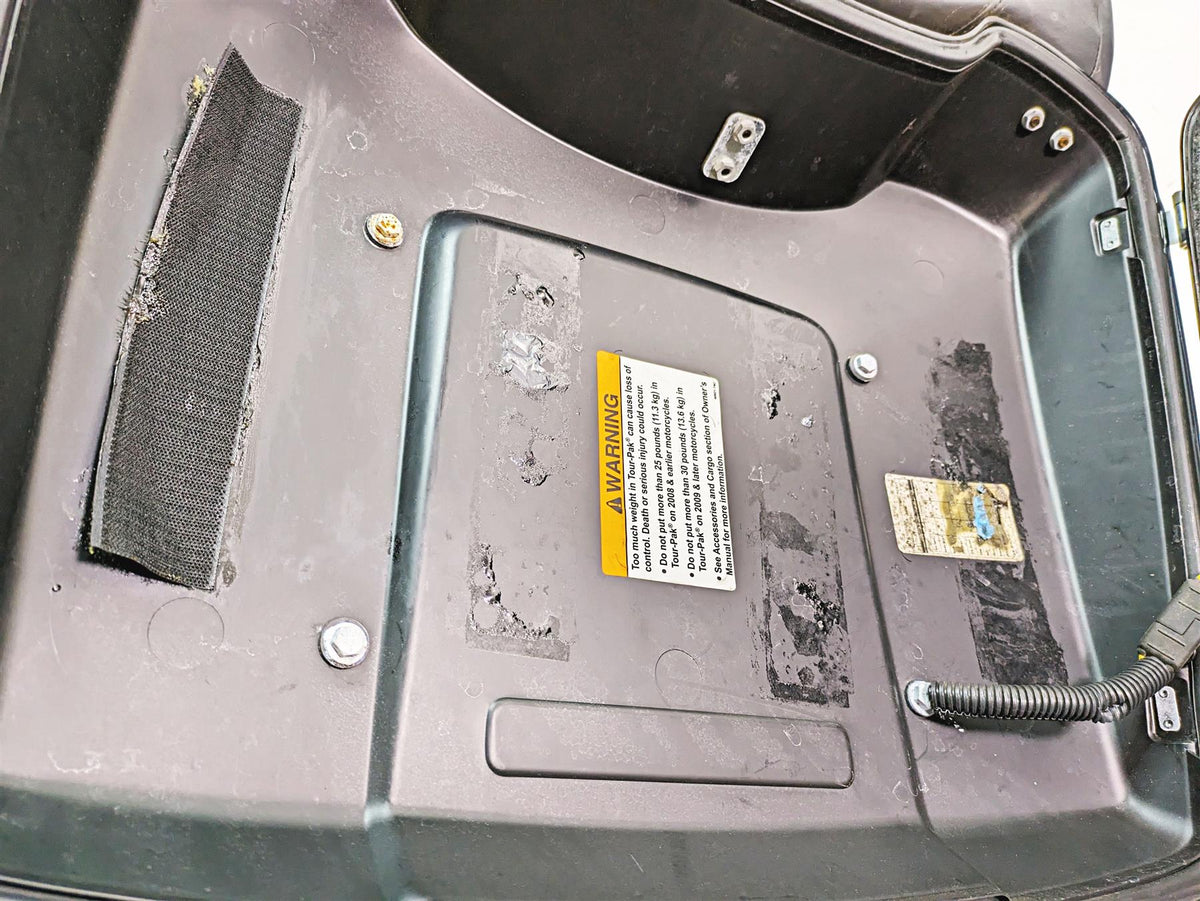 2009 Harley Touring FLHTCU Electra Glide Rear Trunk & Speaker Set 53217-09 {{ shop.shopifyCountryName }} - Mototech271