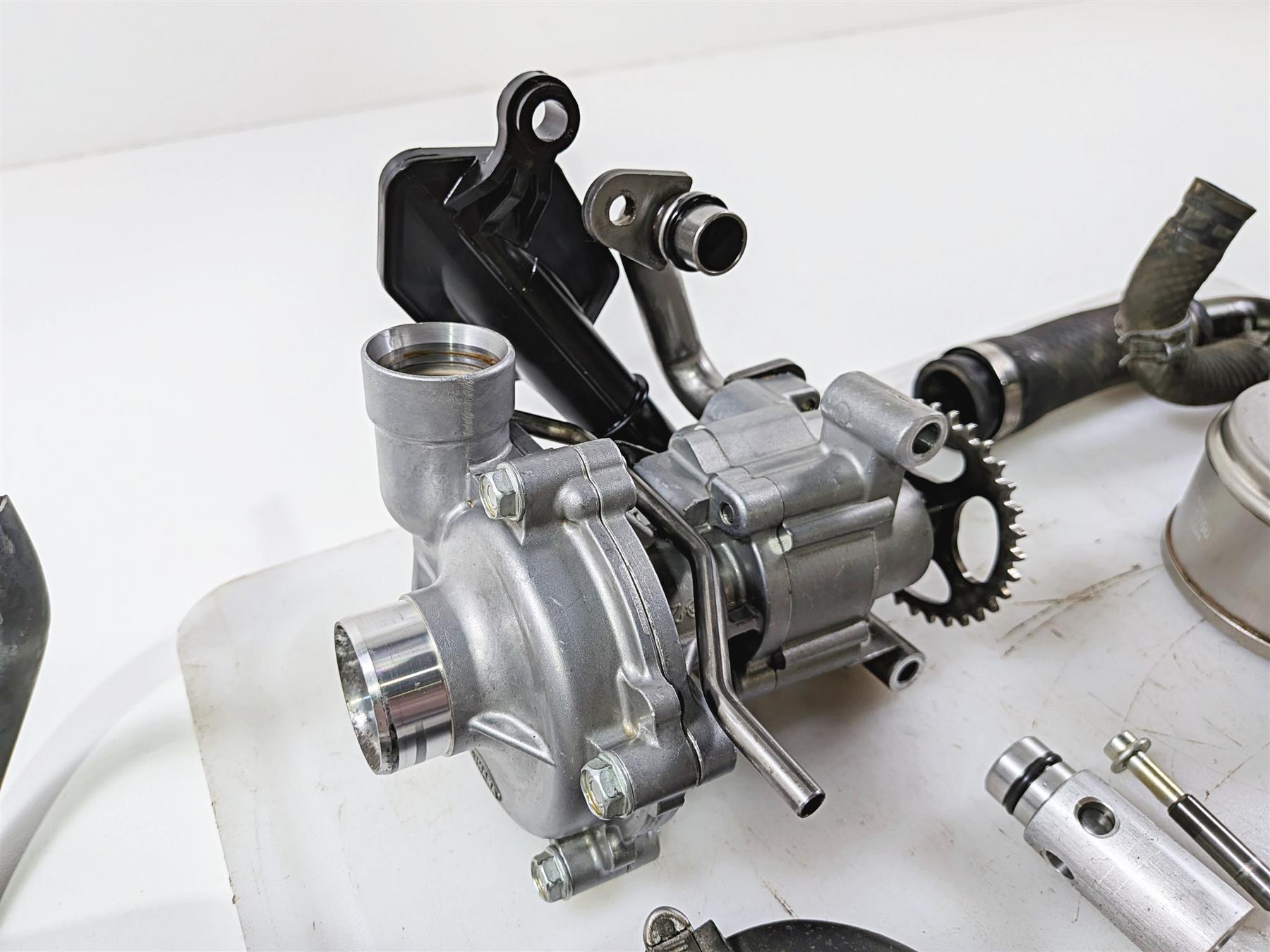 2008 Yamaha YZF R1 RN19 Oil & Water Pump Assembly - Tested 4C8-12420-21-00 {{ shop.shopifyCountryName }} - Mototech271