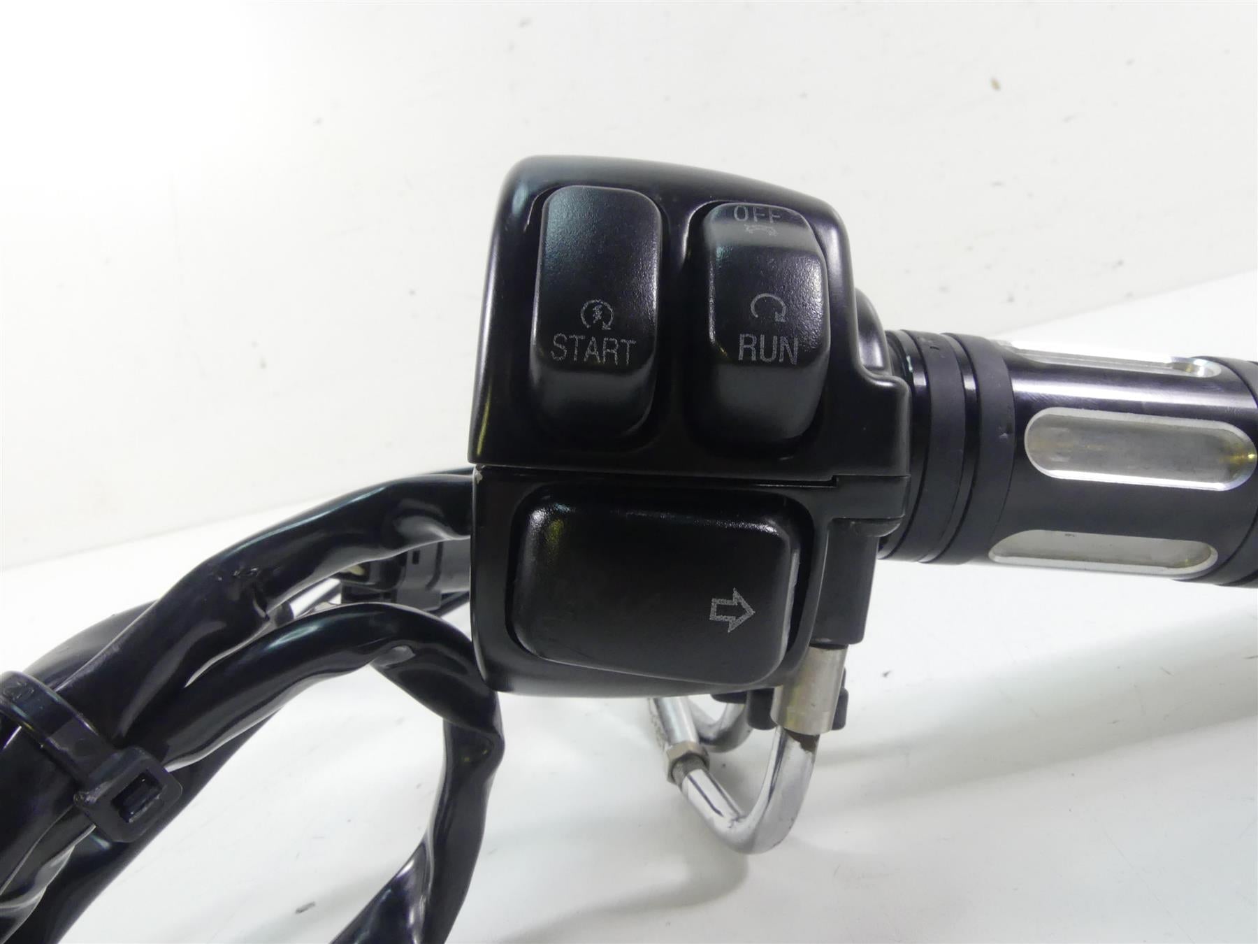 2011 Harley VRSCF Muscle Rod Right Hand Blinker Control Switch - Read 71684-06A {{ shop.shopifyCountryName }} - Mototech271