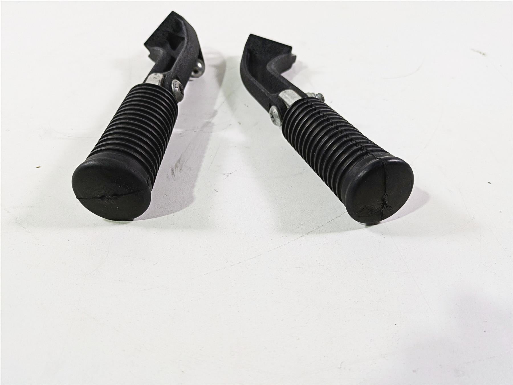 2014 Harley FXDL Dyna Low Rider Passenger Footpeg Foot Peg Set 49224-06 49230-06 {{ shop.shopifyCountryName }} - Mototech271