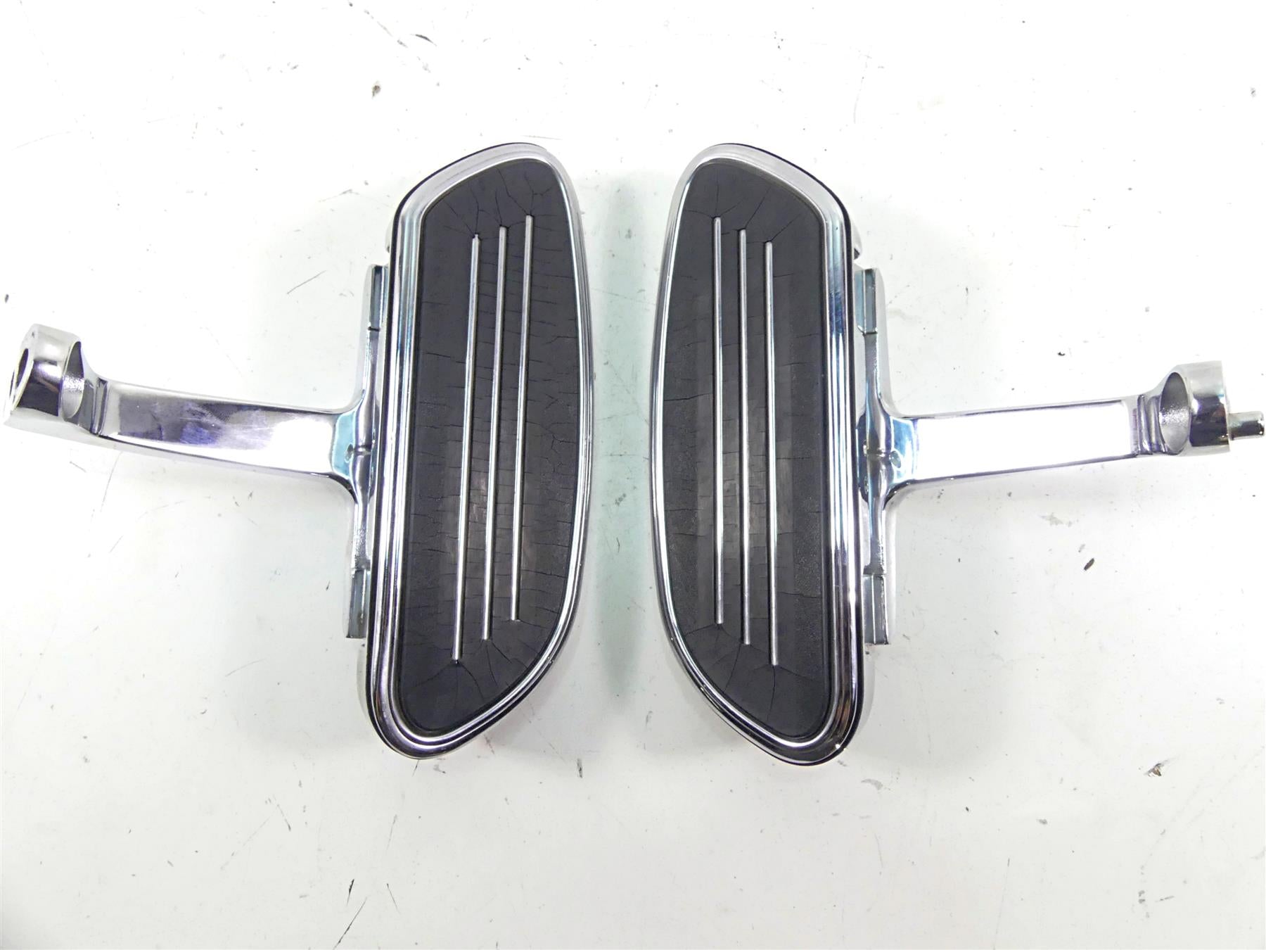 2008 Harley Touring FLHX Street Glide Rear Passenger Footpeg Foot Rest Set