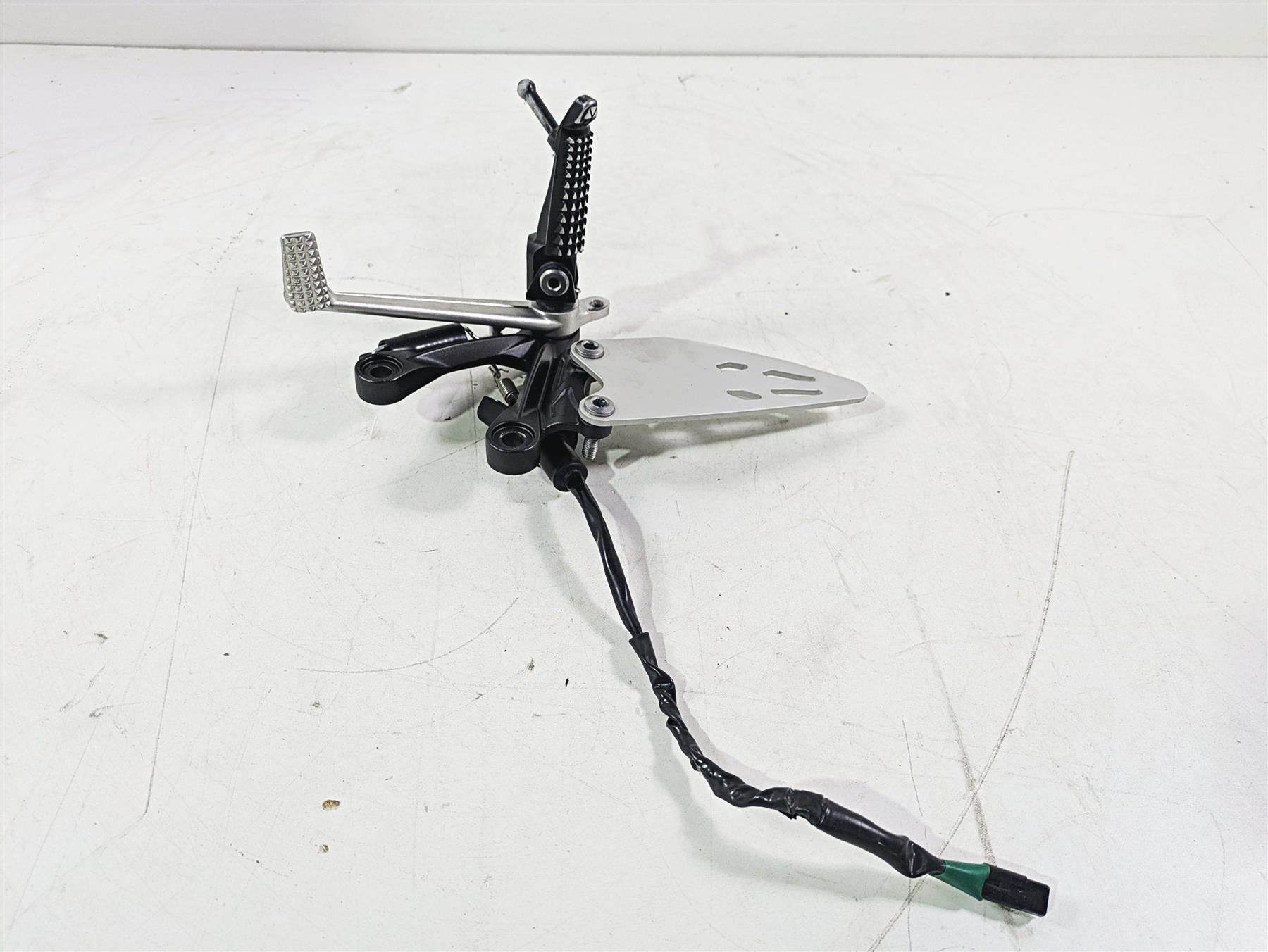 2020 Kawasaki ZX6R Ninja Right Foot Peg Brake Pedal Lever 35063-0590-18R {{ shop.shopifyCountryName }} - Mototech271
