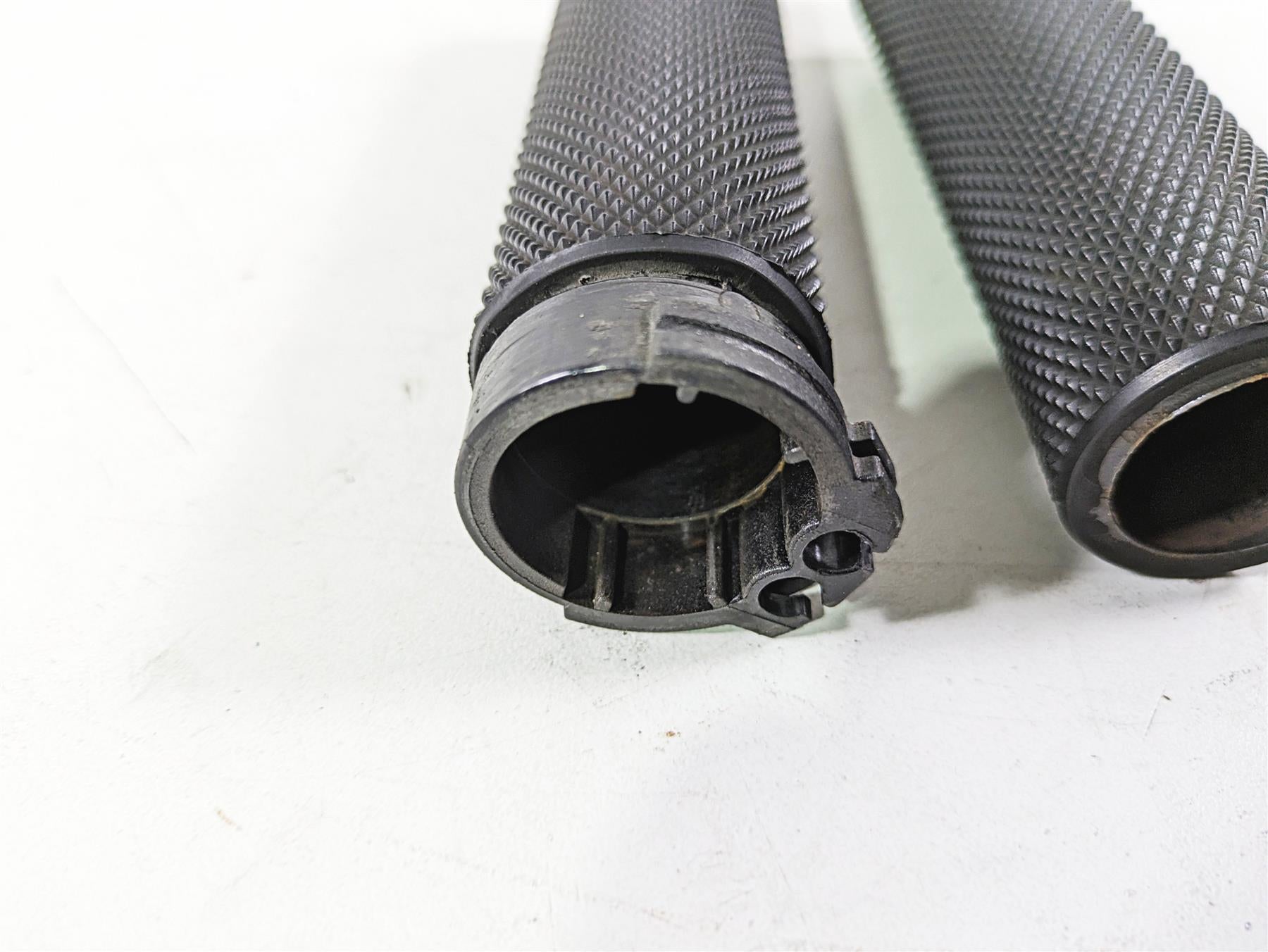 2017 Harley Dyna FXDB Street Bob Arlen Ness Knurled Hand Grip Set 07-325 {{ shop.shopifyCountryName }} - Mototech271