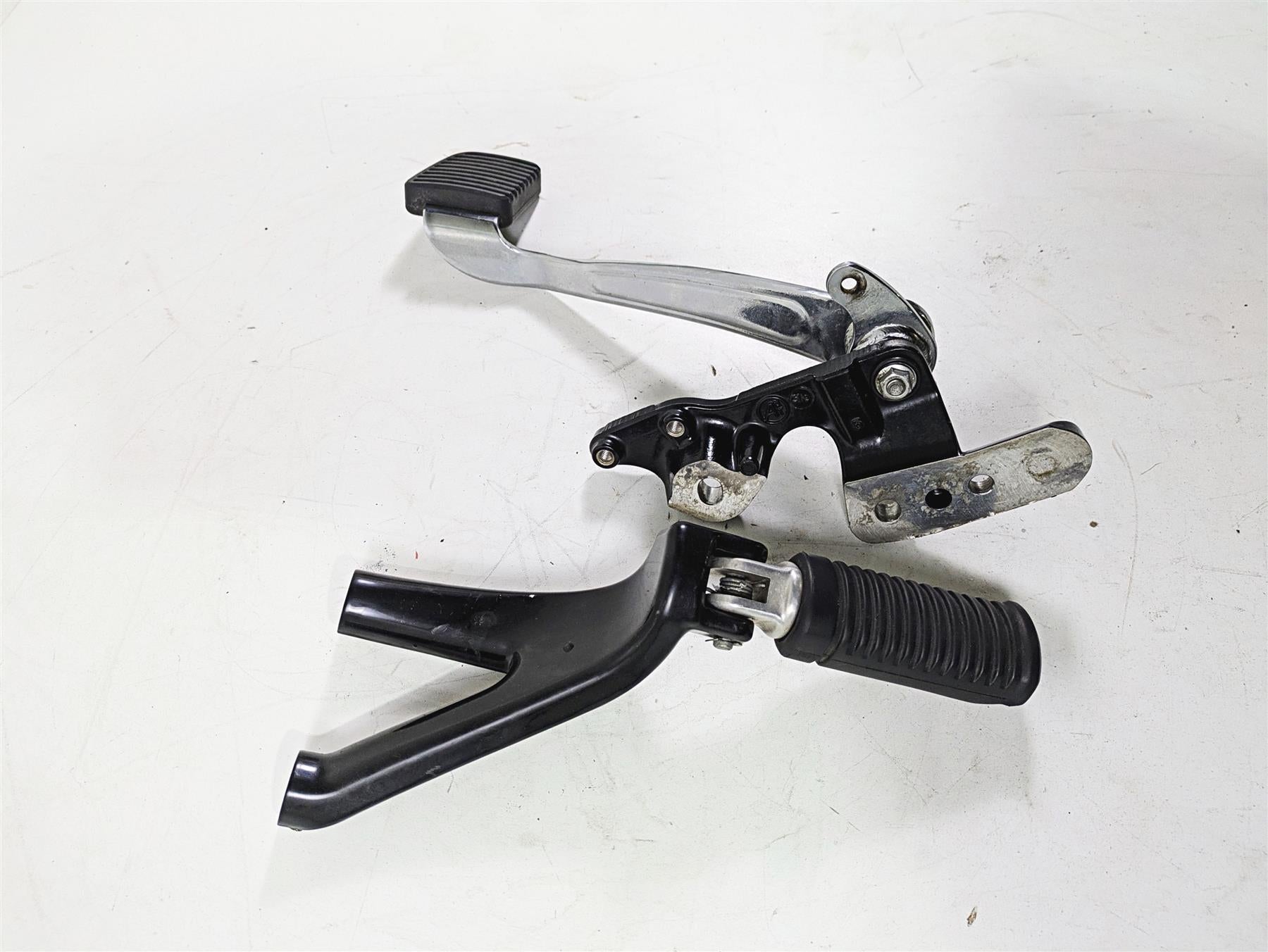 2018 Harley FXBR Softail Breakout Right Footpeg + Mount & Brake Pedal 50500746 {{ shop.shopifyCountryName }} - Mototech271