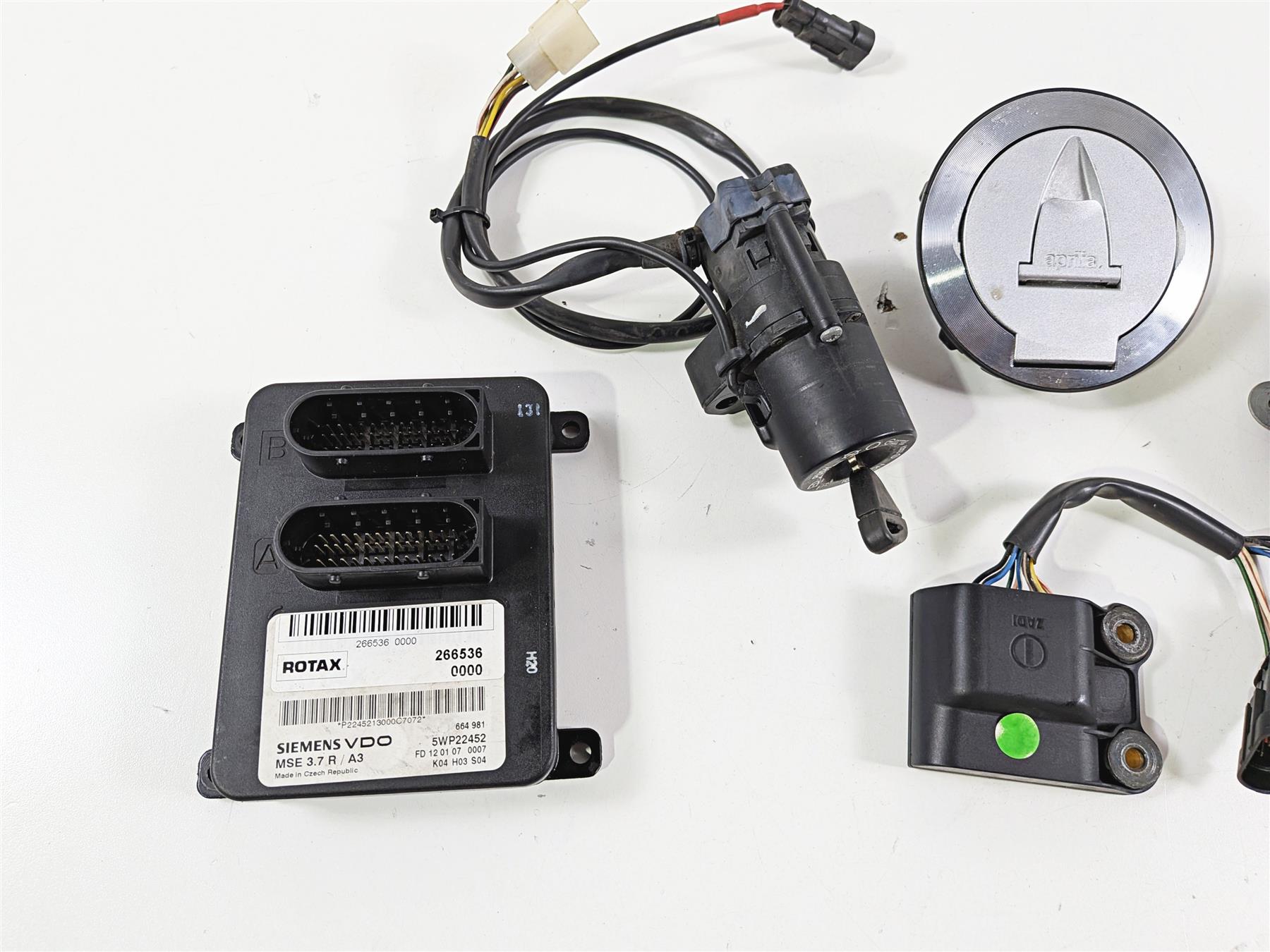 2008 Aprilia RSVR 1000 Factory Gauge 9k Cdi Ecm Ignition Switch Key Set 8127833 {{ shop.shopifyCountryName }} - Mototech271