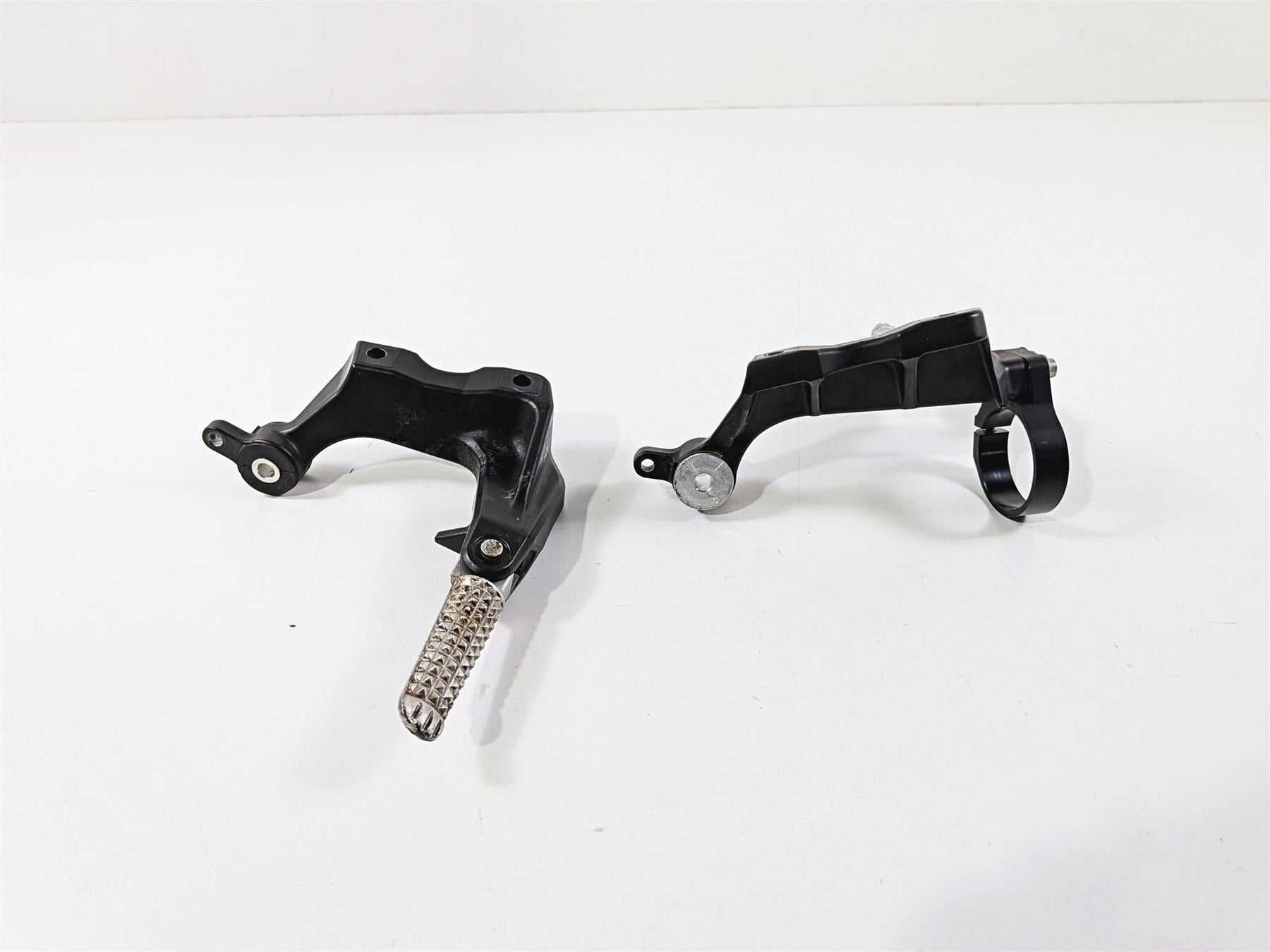 2009 Yamaha VMX17 V-Max 1700 Rear Passenger Footpeg Set - Read 2S3-27430-00-00-Mototech271