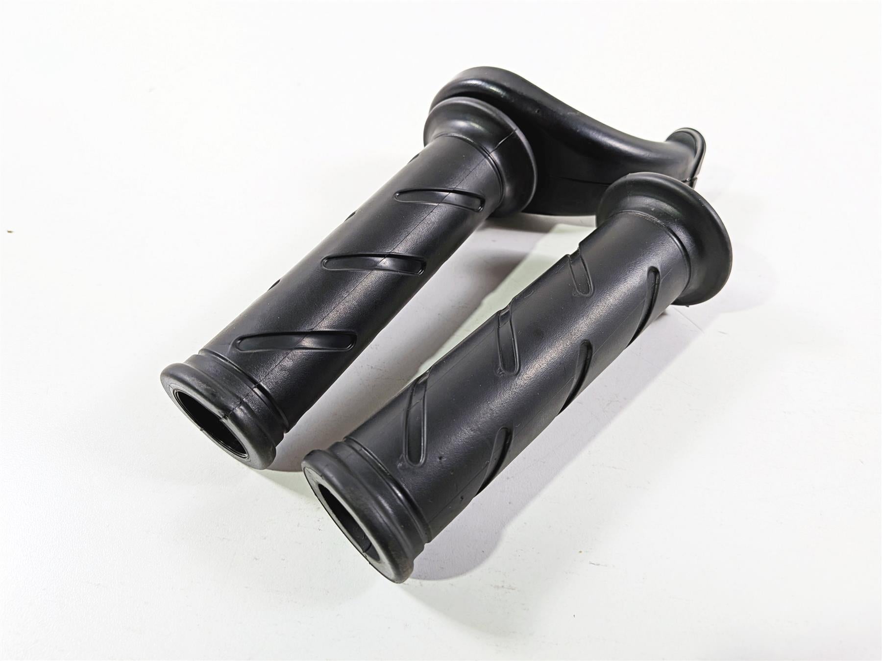 2011 Ducati Streetfighter 1098 S Throttle Handle & Grip Set 65420161A {{ shop.shopifyCountryName }} - Mototech271