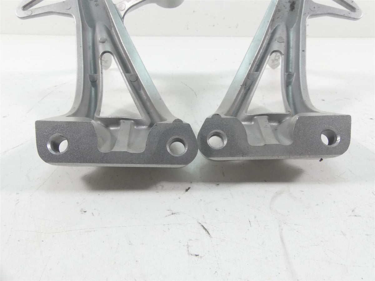 2008 Yamaha FZ1 Fazer Rear Passenger Footpeg Set 2D1-2741L-00-00 2D1-2742L-00-00 {{ shop.shopifyCountryName }} - Mototech271