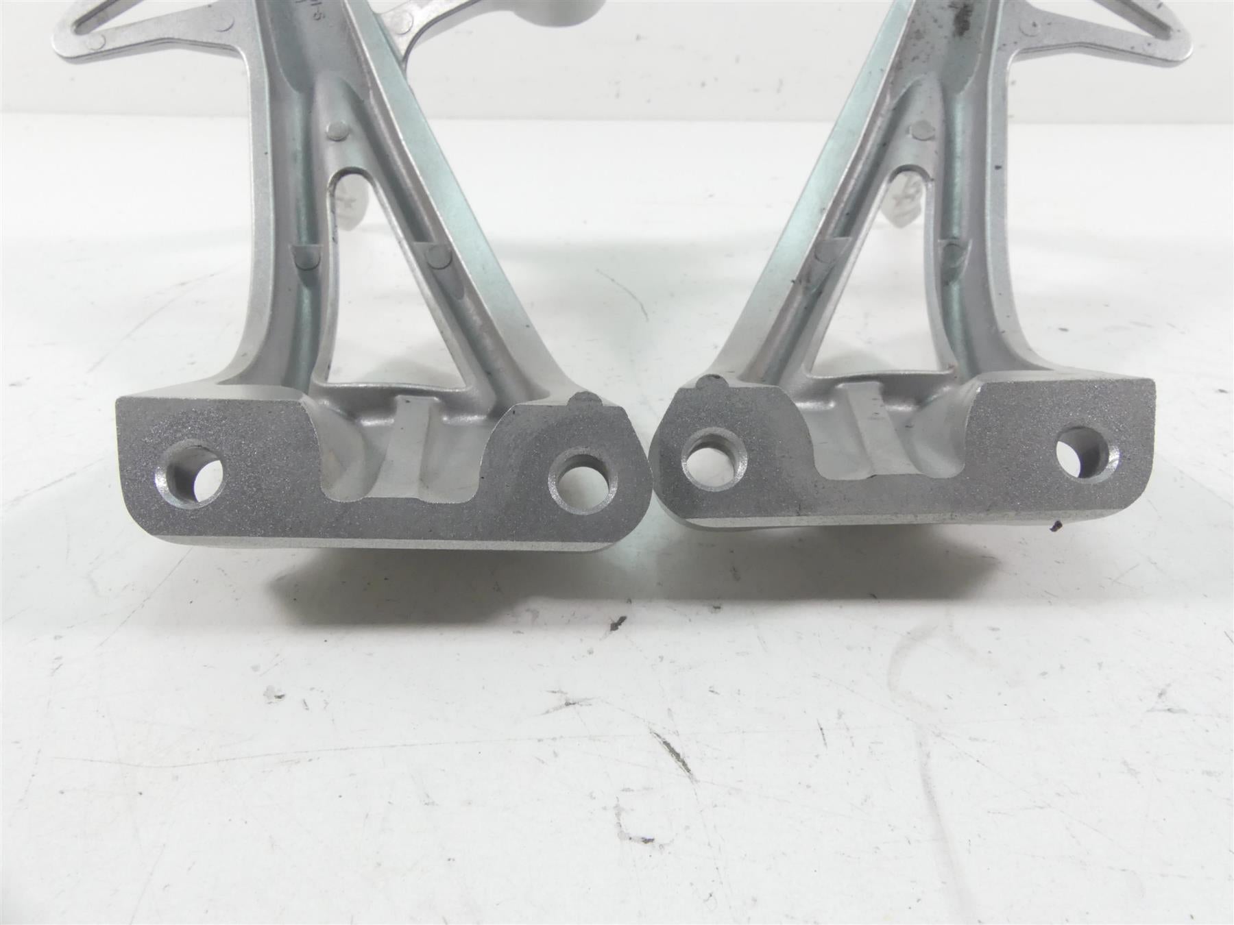 2008 Yamaha FZ1 Fazer Rear Passenger Footpeg Set 2D1-2741L-00-00 2D1-2742L-00-00 {{ shop.shopifyCountryName }} - Mototech271