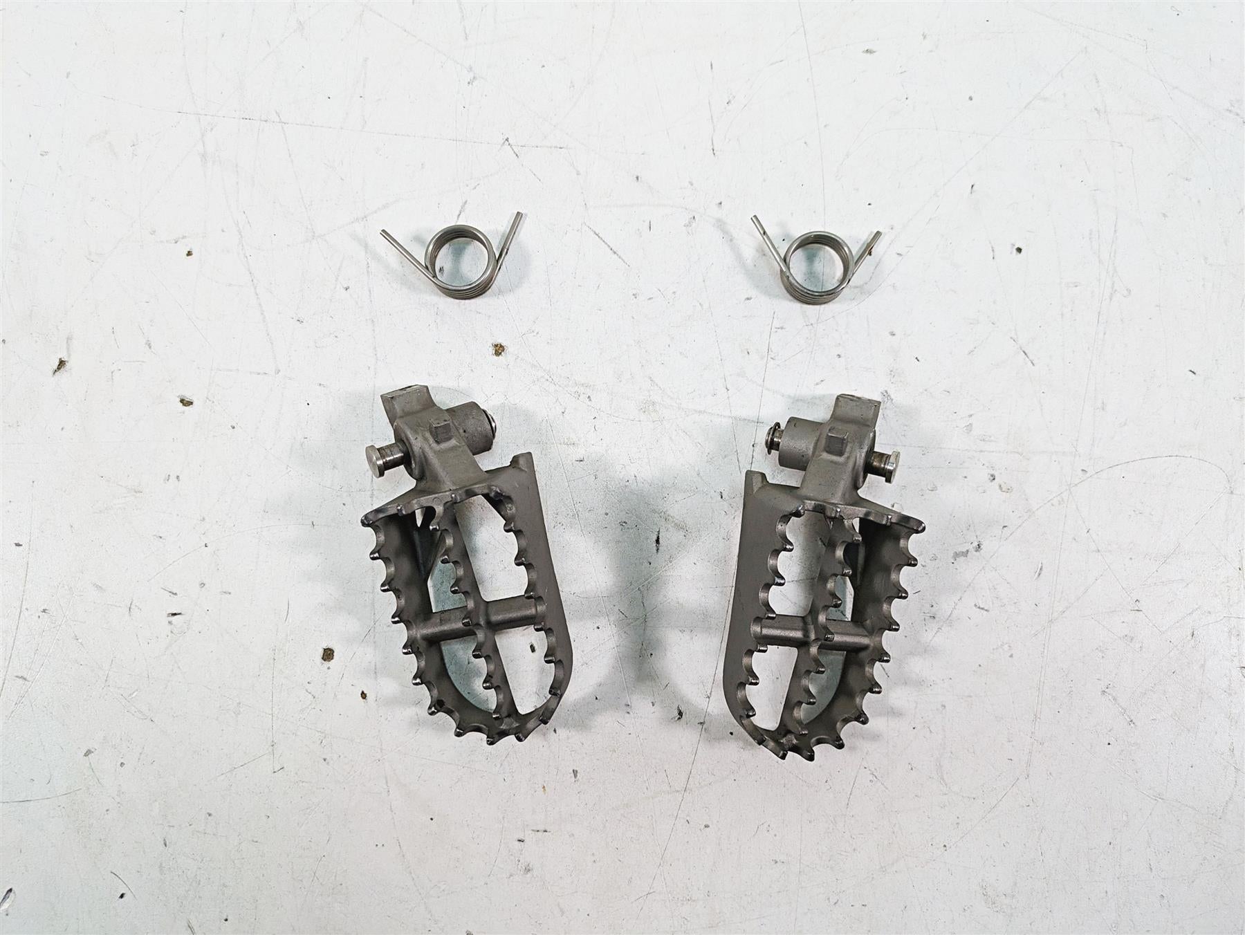 2007 BMW R1200GS K255 Adv Front Footpeg Foot Peg Rest Set 46717694557 {{ shop.shopifyCountryName }} - Mototech271