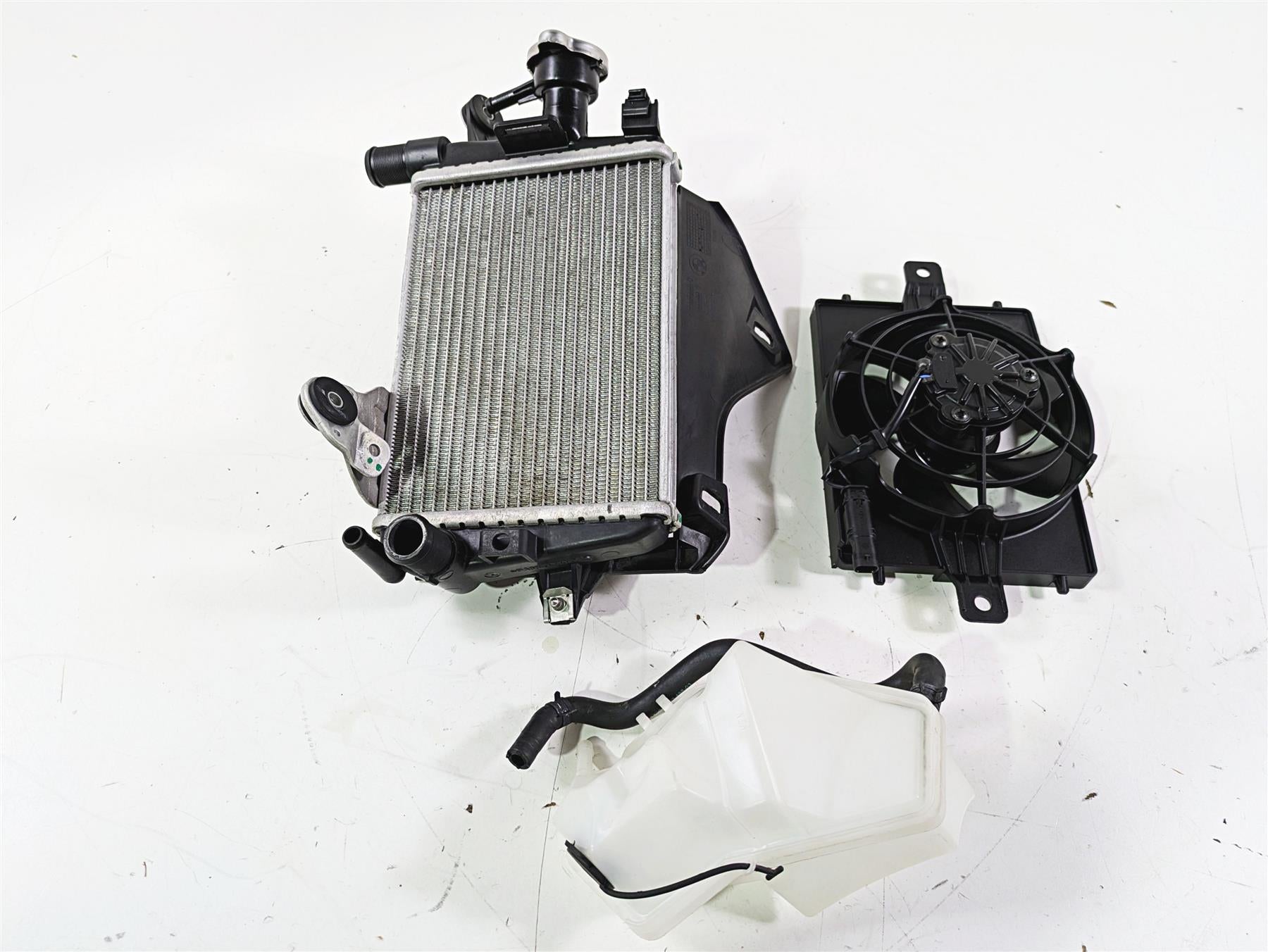2018  BMW R1200GS GSW K50 Right Radiator + Reservoir Fan & Cover Set 17118546416