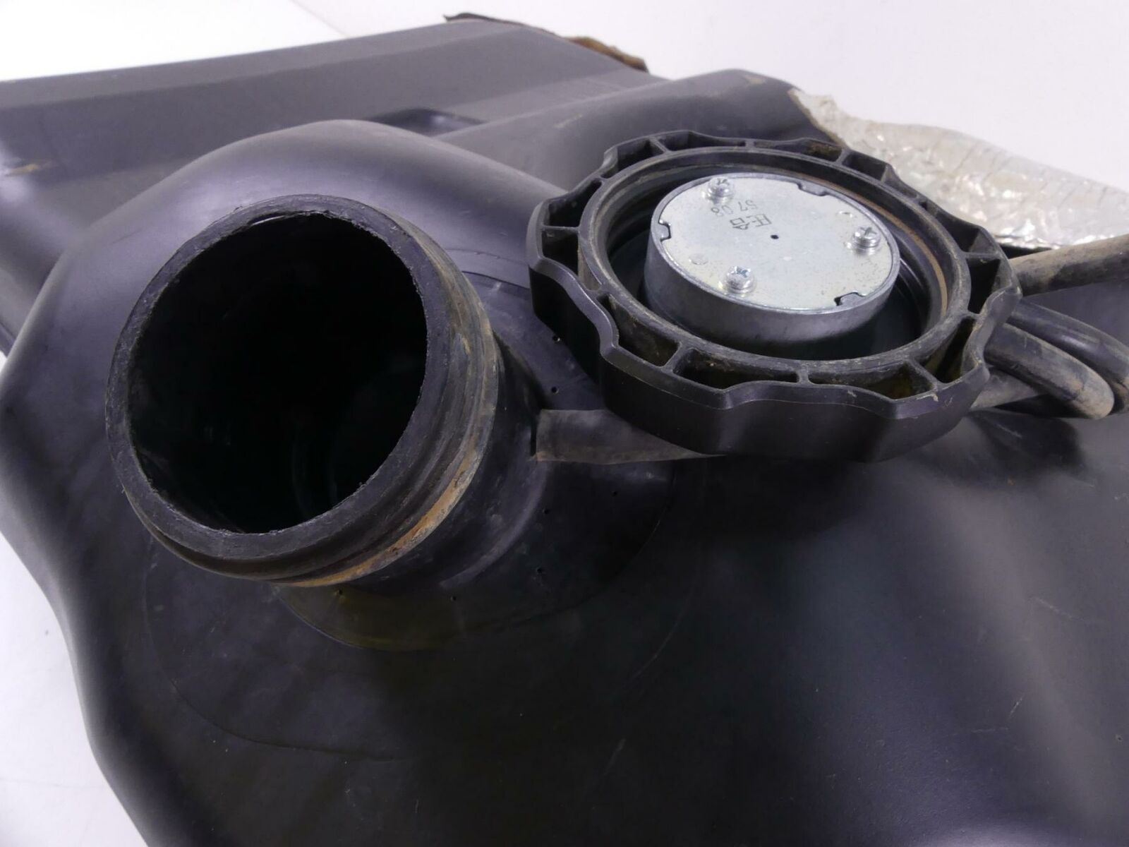 2016 Yamaha YXZ1000 R EPS SE Fuel Gas Petrol Reservoir Tank 2HC-F4110-00-00 {{ shop.shopifyCountryName }} - Mototech271