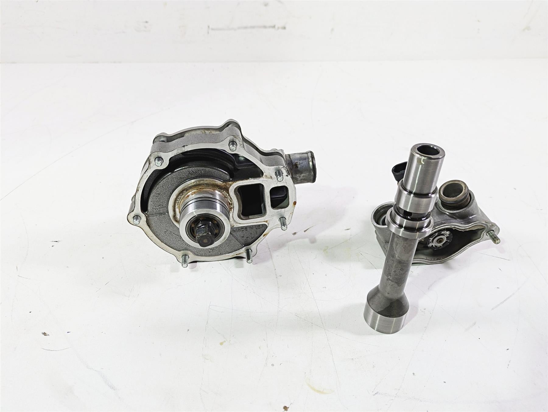 2010 Harley VRSCF Muscle Rod Waterpump Water Pump Housing Set 26750-01KA {{ shop.shopifyCountryName }} - Mototech271