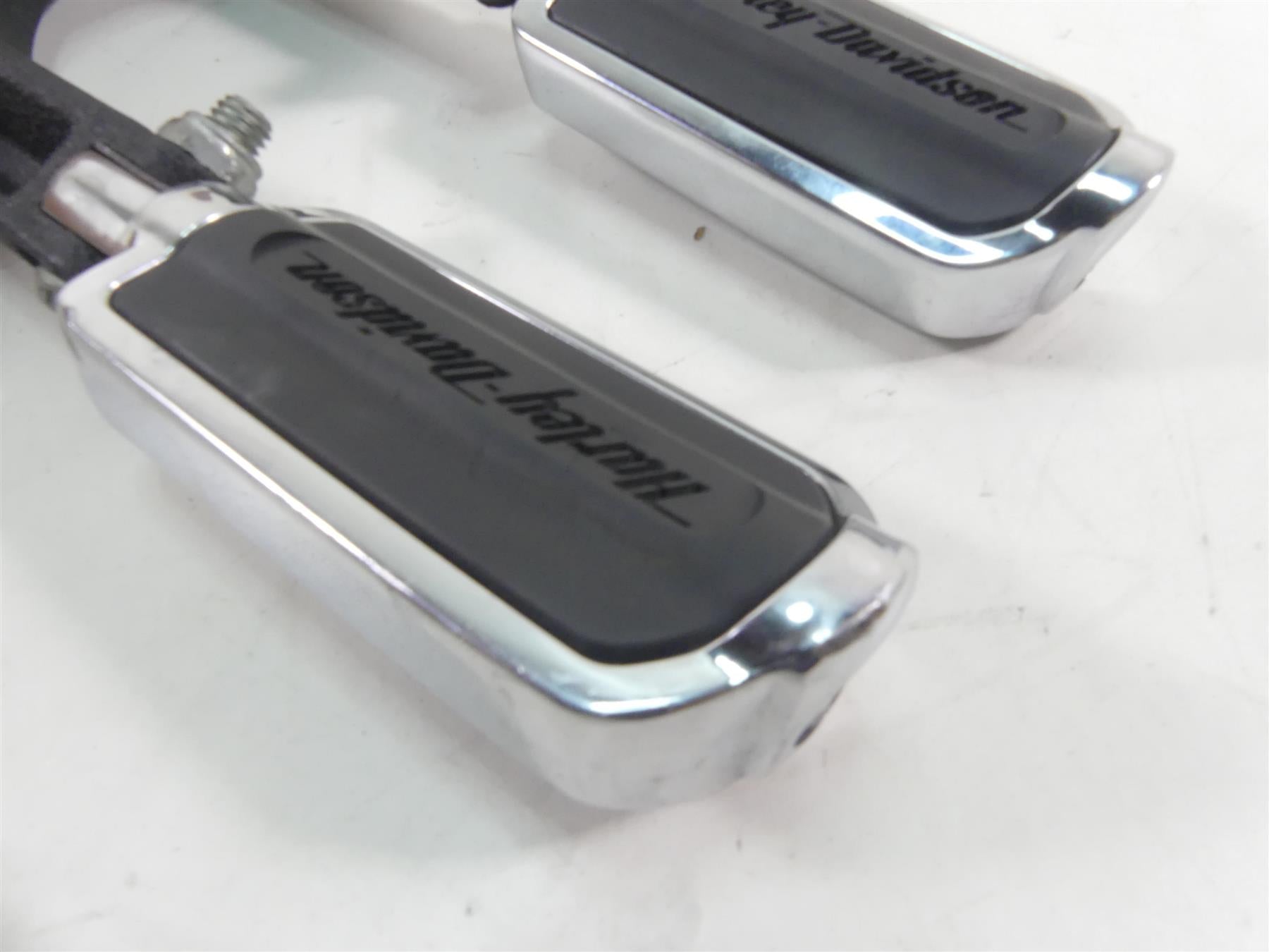 2009 Harley FXDL Dyna Low Rider Rear Passenger Footpeg Set 49224-06A 49230-06 {{ shop.shopifyCountryName }} - Mototech271