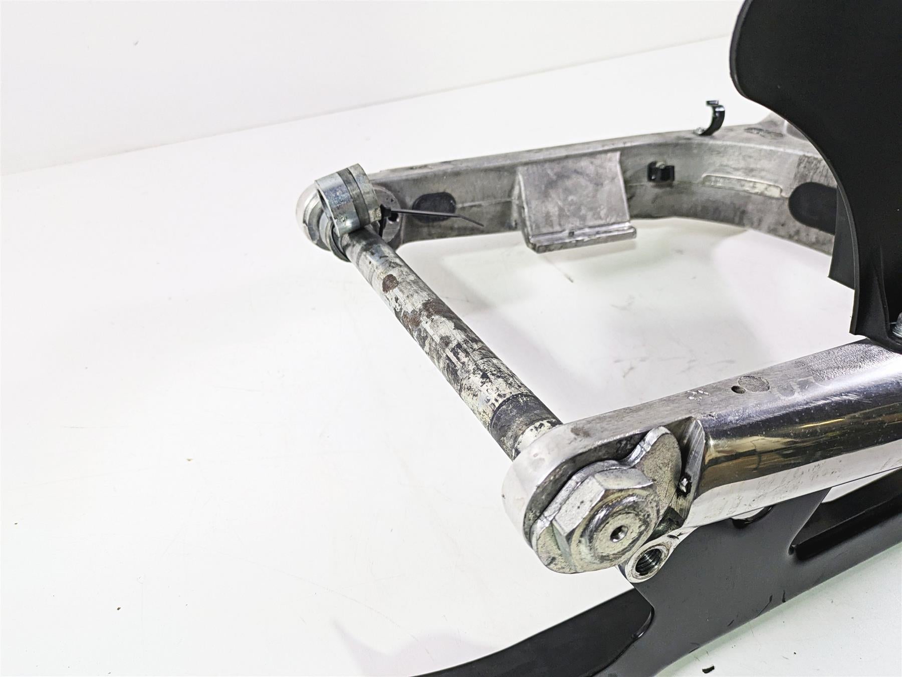 2006 Harley VRSCR Street V-Rod Rear Swingarm & Guards 48372-05 {{ shop.shopifyCountryName }} - Mototech271