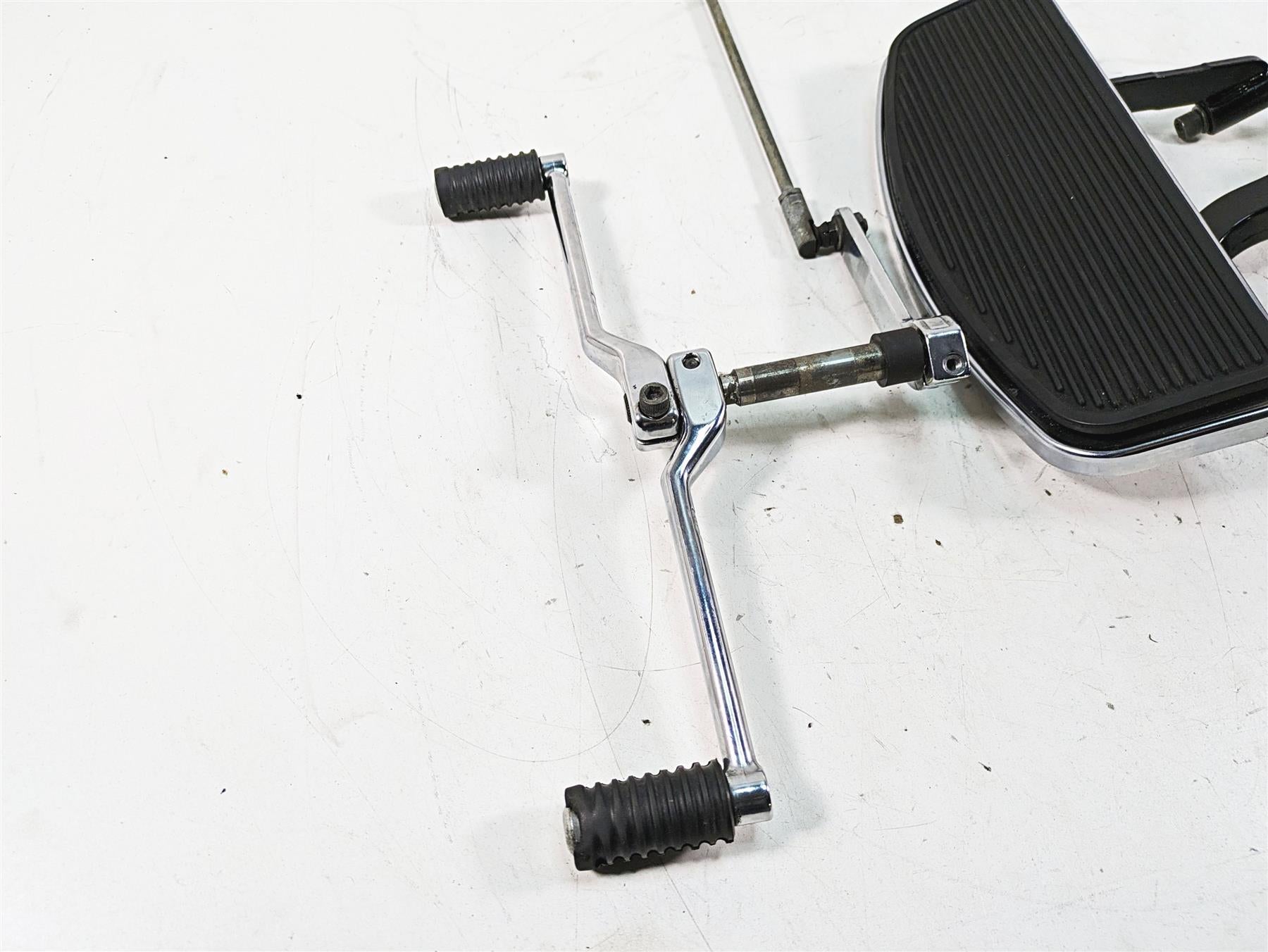 2009 Harley Touring FLHTCU Electra Glide Front Floorboard Pedal Set 33895-82E {{ shop.shopifyCountryName }} - Mototech271