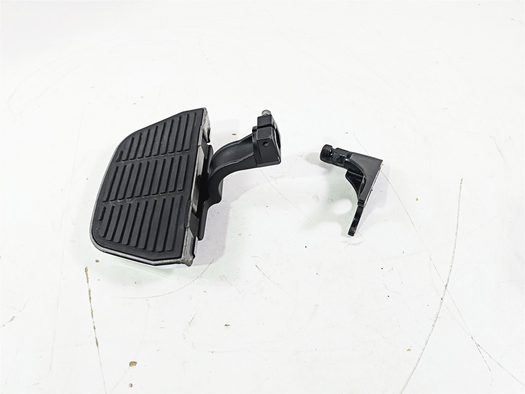 2008 Harley FLSTC 105TH Softail Heritage Right Rear Footboard & Bracket 50483-00 {{ shop.shopifyCountryName }} - Mototech271