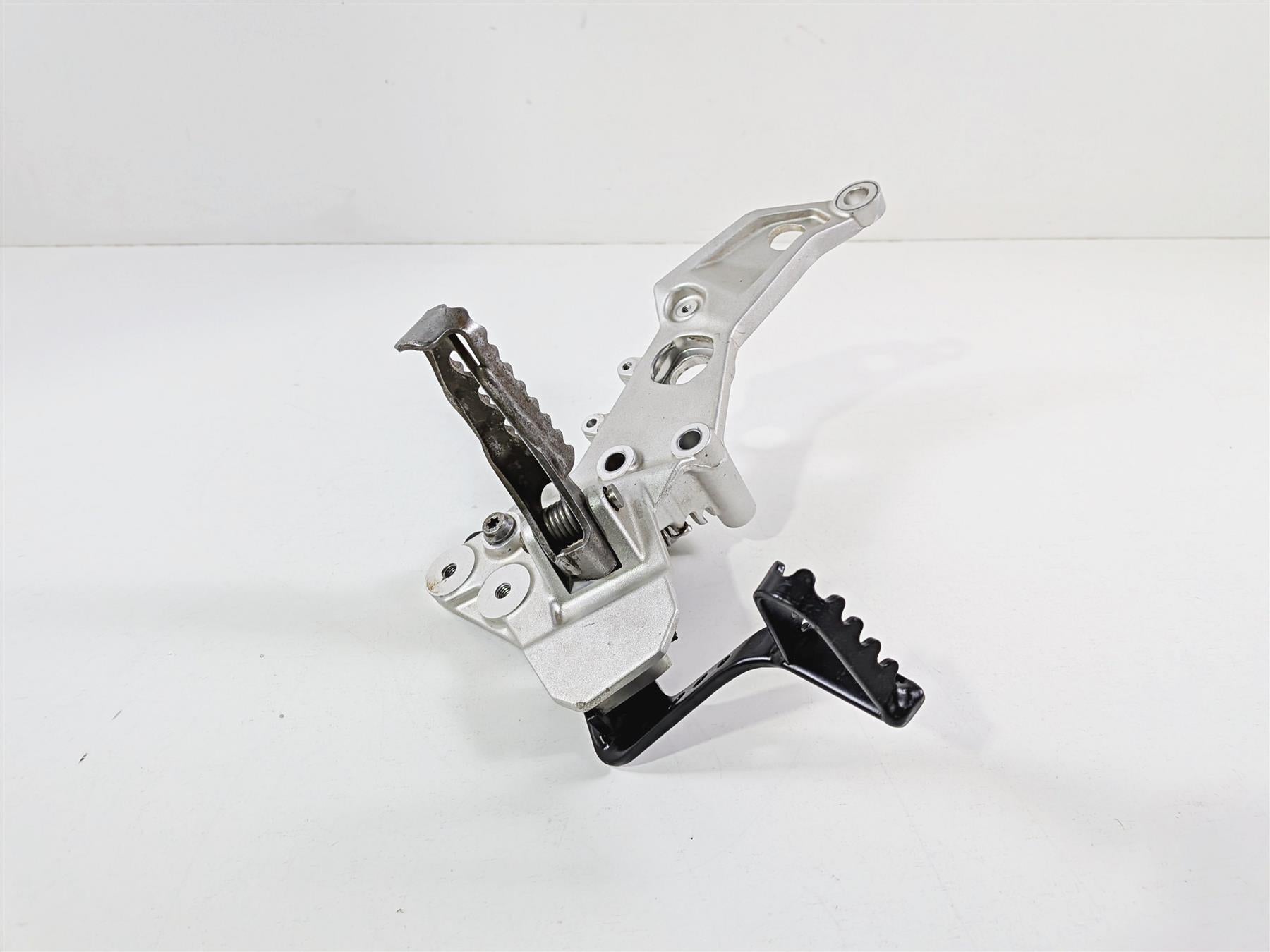 2023 BMW F850GS K81 Front Right Foot Peg & Brake Pedal 46718393176 35218357747 {{ shop.shopifyCountryName }} - Mototech271