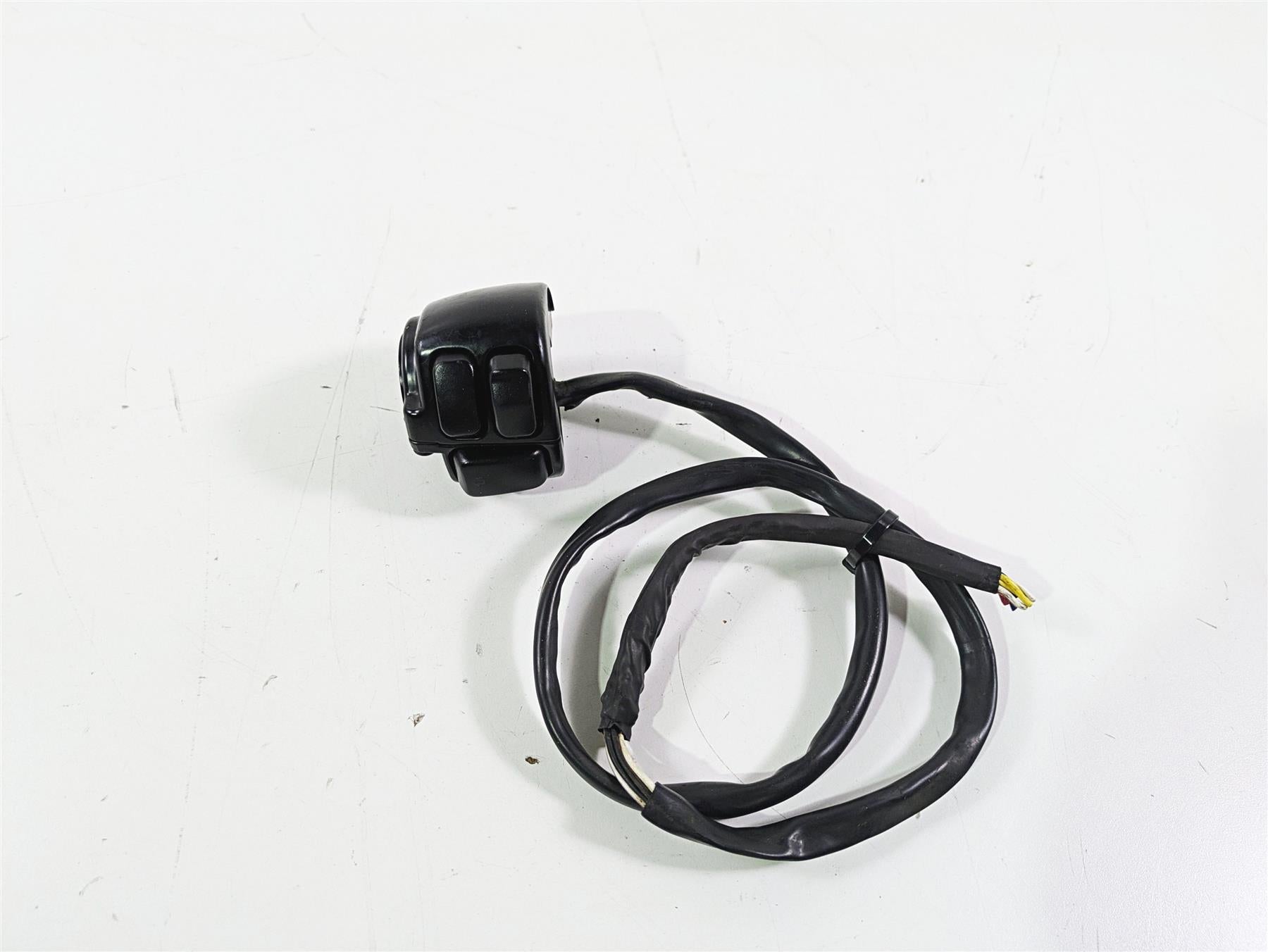 2008 Harley FLSTSB Cross Bones Left Hand Control Switch -No Plug 71682-06A {{ shop.shopifyCountryName }} - Mototech271