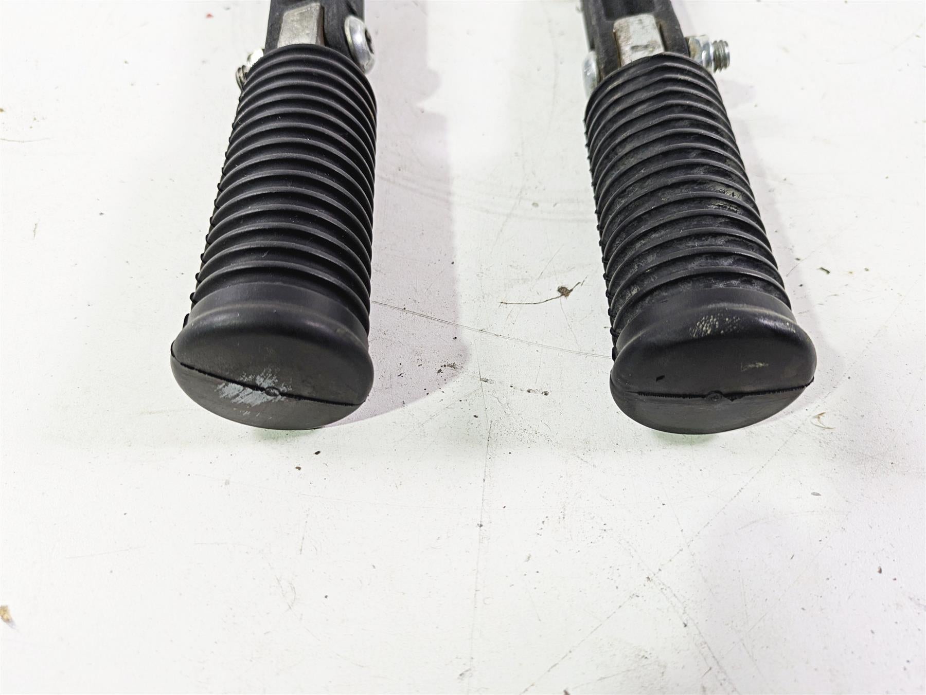 2011 Harley FXDC Dyna Super Glide Rear Passenger Footpeg Set 49224-06A 49230-06 {{ shop.shopifyCountryName }} - Mototech271