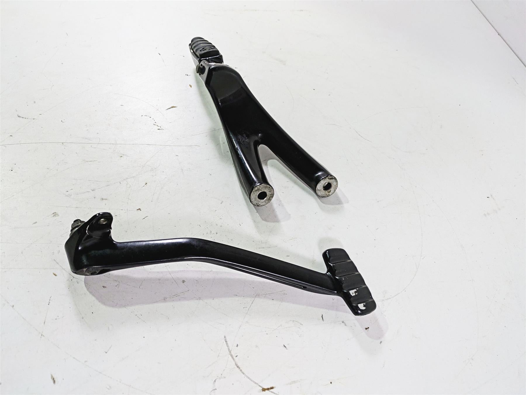 2018 Harley Softail FXFBS Fat Bob Right Rider Footpeg & Brake Pedal 50500746 {{ shop.shopifyCountryName }} - Mototech271