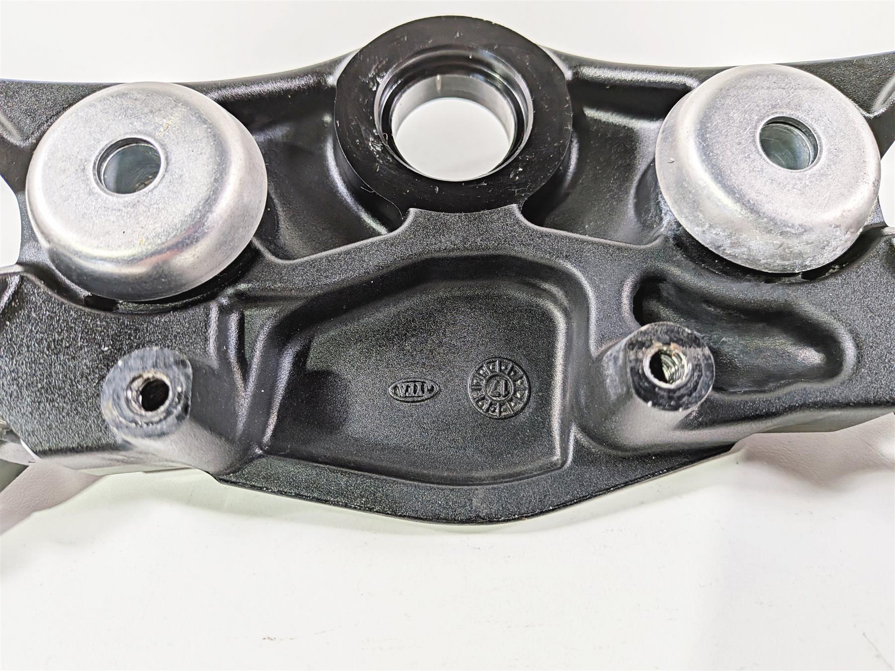 2019 Triumph Speed Triple RS 1050 Upper Triple Tree Steering Clamp T2042324 {{ shop.shopifyCountryName }} - Mototech271