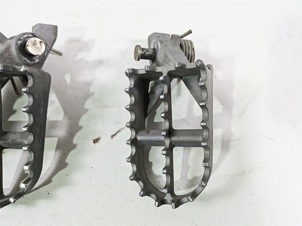 2009 BMW R1200GS K255 Adv Front Footpeg Foot Peg Set 46717694557 46717694558 {{ shop.shopifyCountryName }} - Mototech271