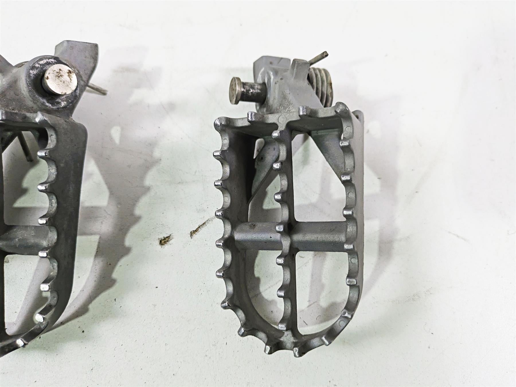 2009 BMW R1200GS K255 Adv Front Footpeg Foot Peg Set 46717694557 46717694558 {{ shop.shopifyCountryName }} - Mototech271
