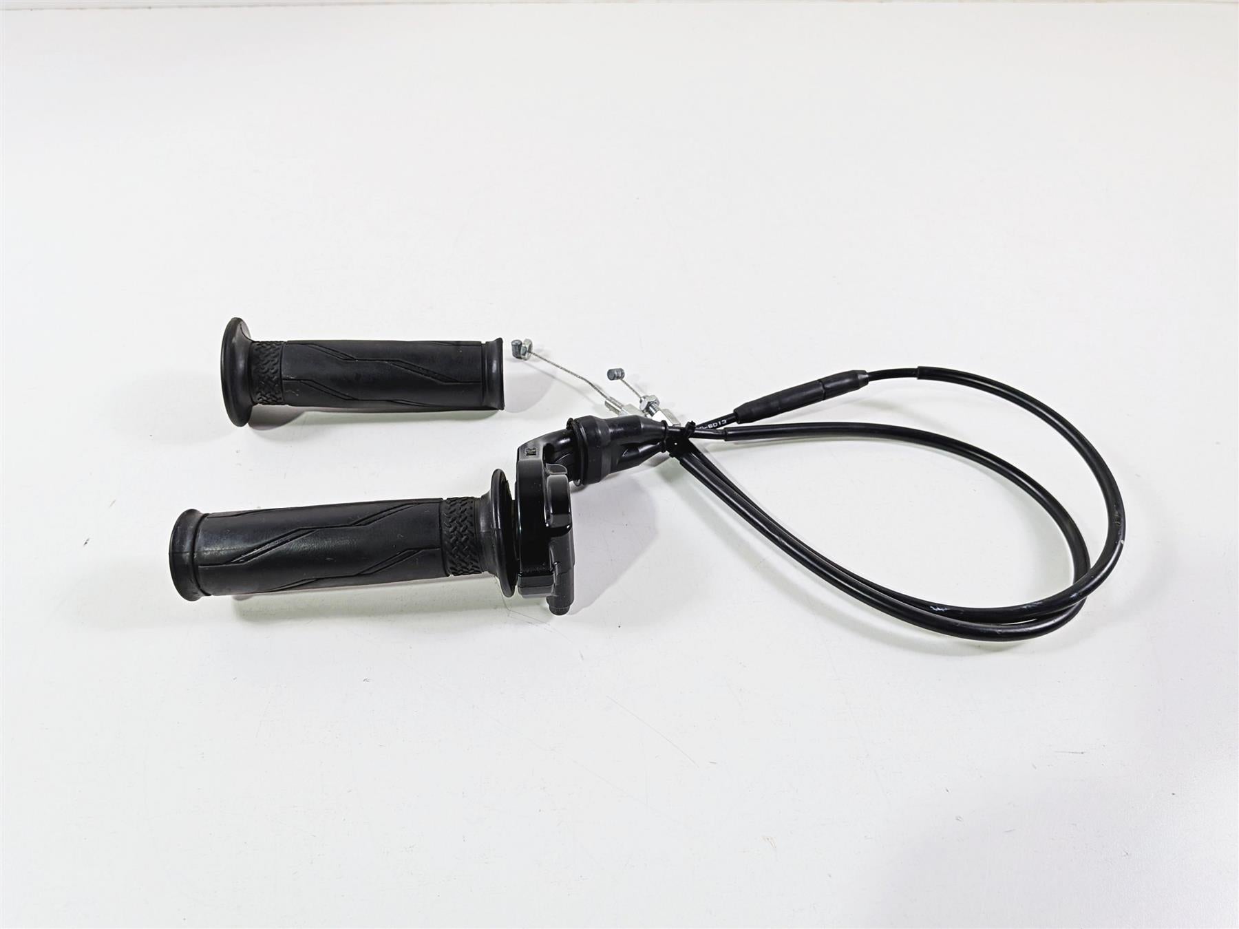 2016 Yamaha YZF R1 RN32 Hand Throttle Grip & Cables 5VY-26281-00-00 {{ shop.shopifyCountryName }} - Mototech271