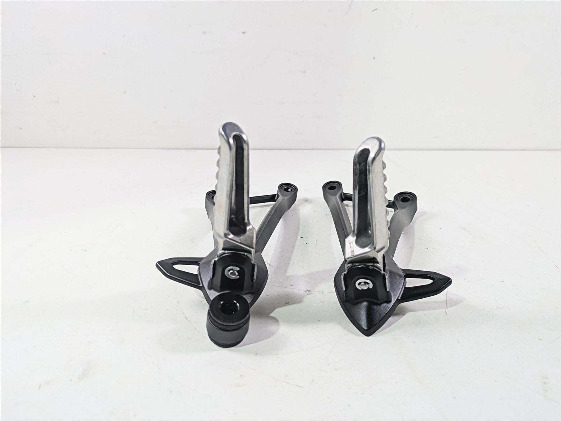 2024 Kawasaki ZX6R ZX636 Ninja Passenger Footpeg Foot Peg Set 35063-0444-18R {{ shop.shopifyCountryName }} - Mototech271