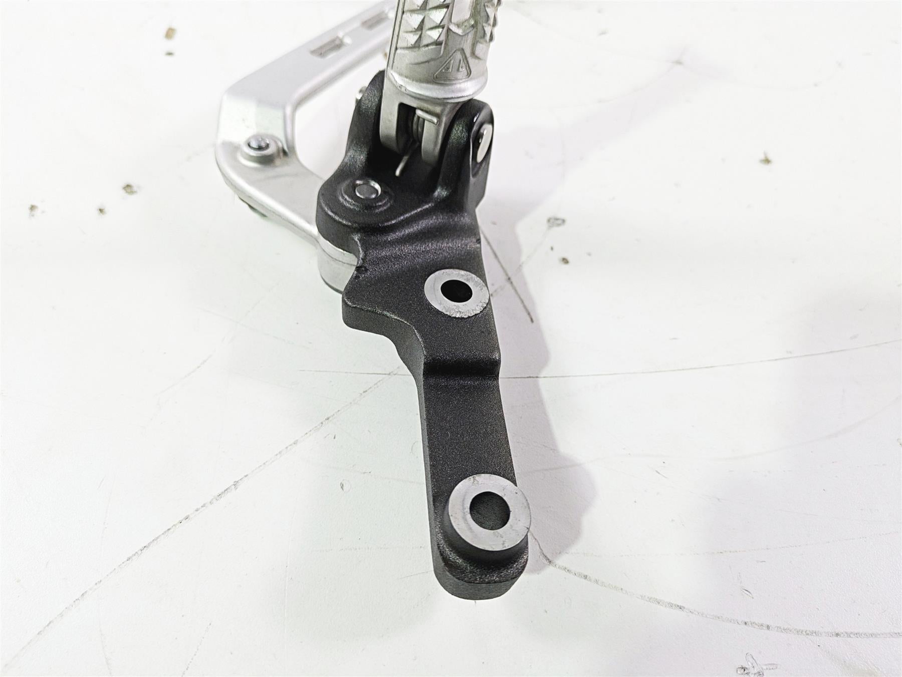 2019 Triumph Speed Triple RS 1050 Front Left Footpeg & Shifter READ T2081737 {{ shop.shopifyCountryName }} - Mototech271