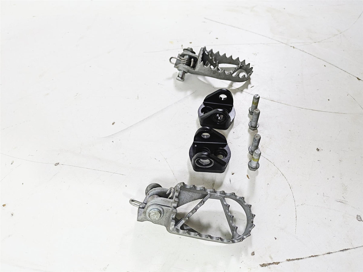 2022 KTM 1290 Super Adventure S Rider Footpeg Set & Clips & Bolts 61903040033 {{ shop.shopifyCountryName }} - Mototech271