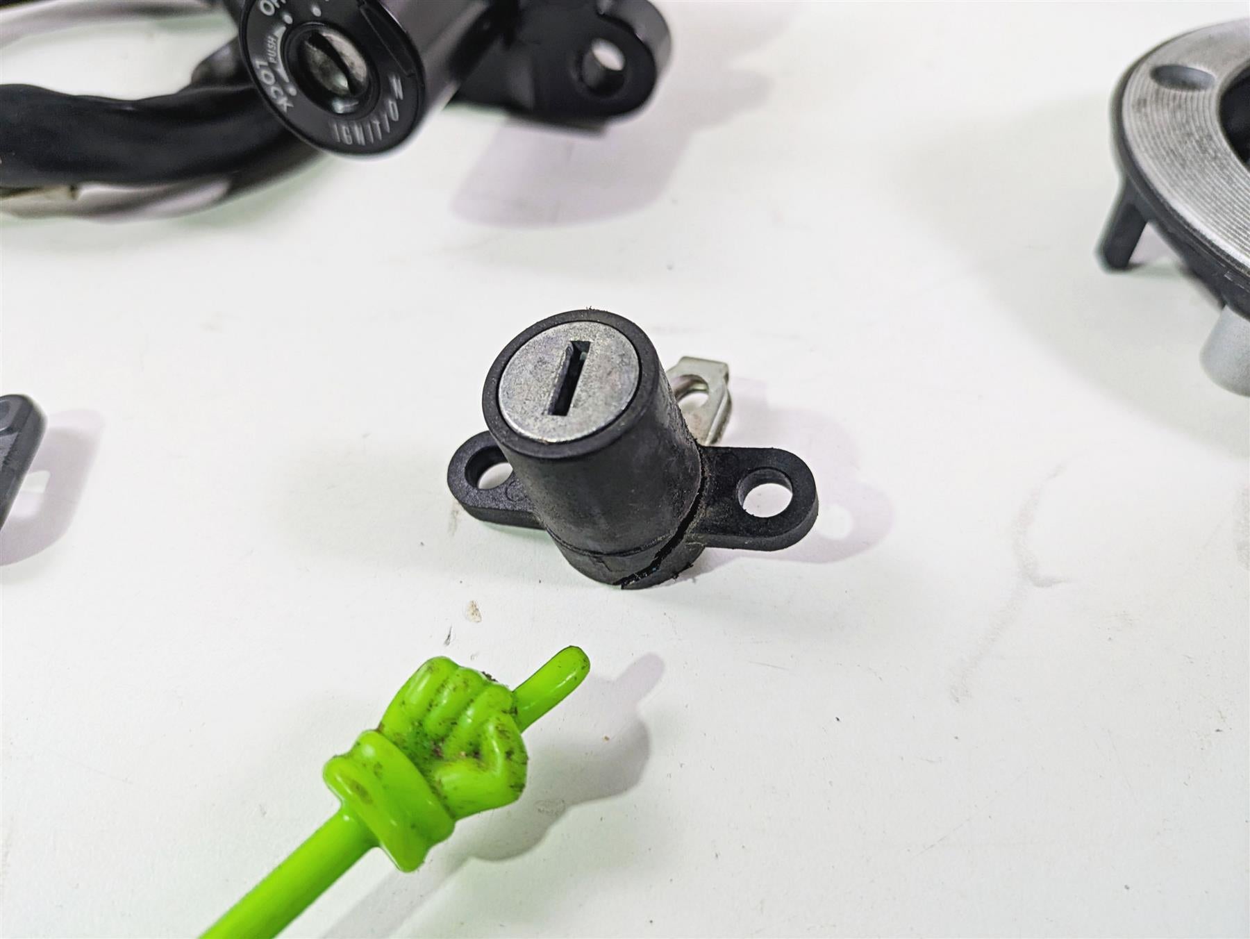 2009 Yamaha FZ1 FZS10 Fazer Ignition Switch Key Lock Set - Read 3C3-82501-10-00 {{ shop.shopifyCountryName }} - Mototech271