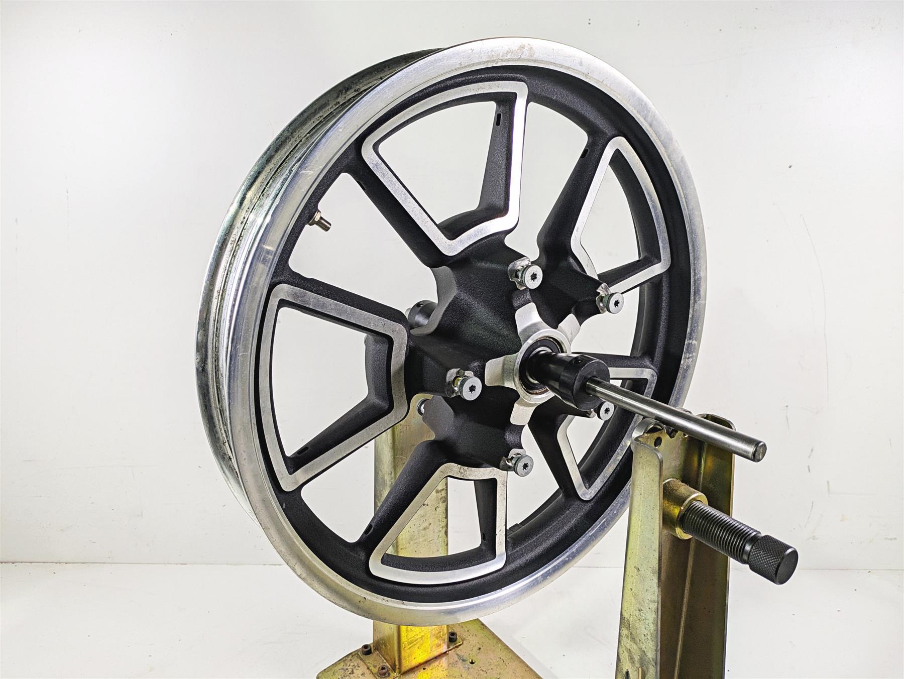2015 Harley FXDL Dyna Low Rider Front Wheel Rim 19x2.5 .59mm Runout 43300280 {{ shop.shopifyCountryName }} - Mototech271
