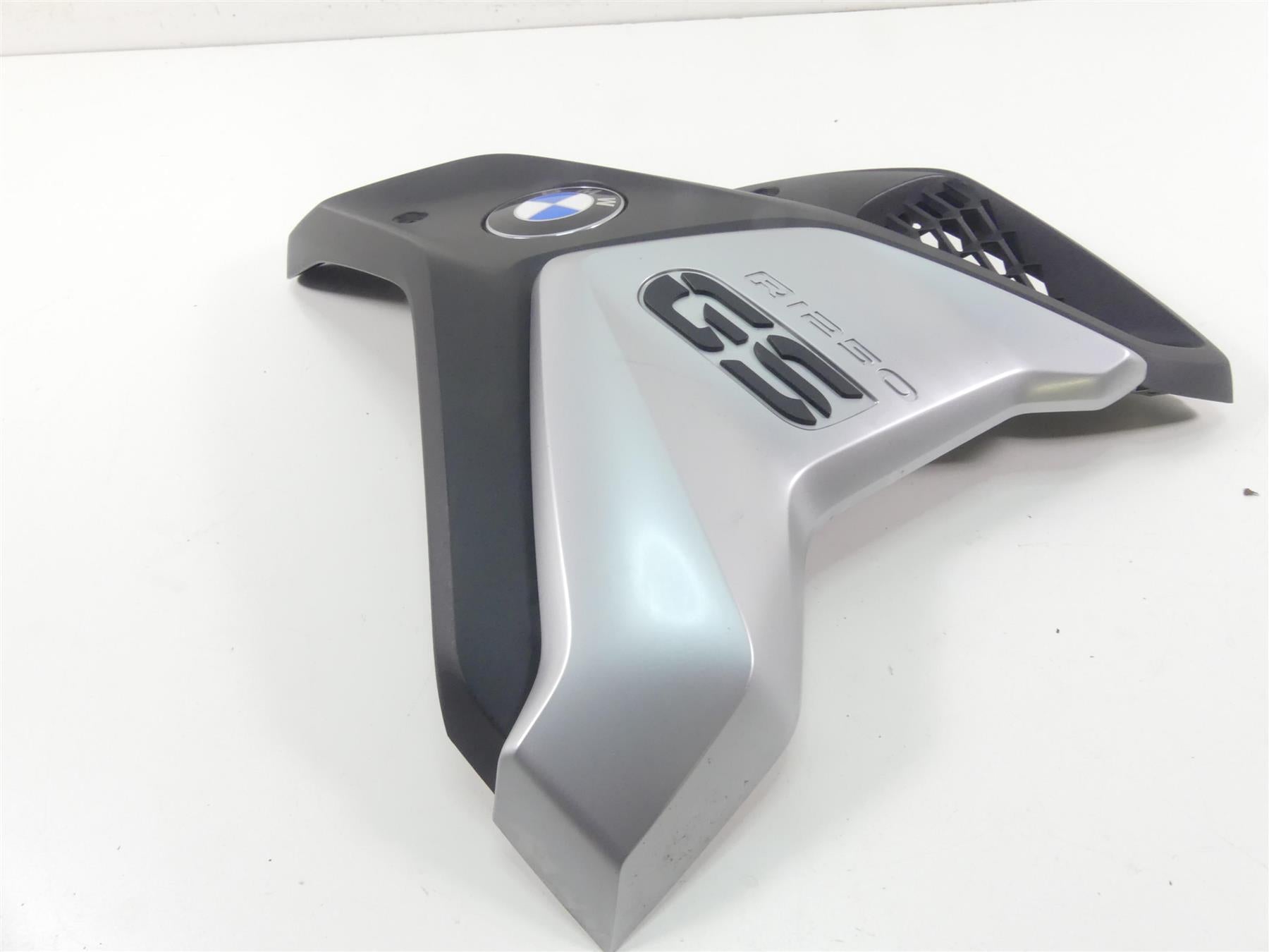 2019 BMW R1250GS K50 Right Side Intake Fairing & Emblem 46638556656 46638392882 {{ shop.shopifyCountryName }} - Mototech271