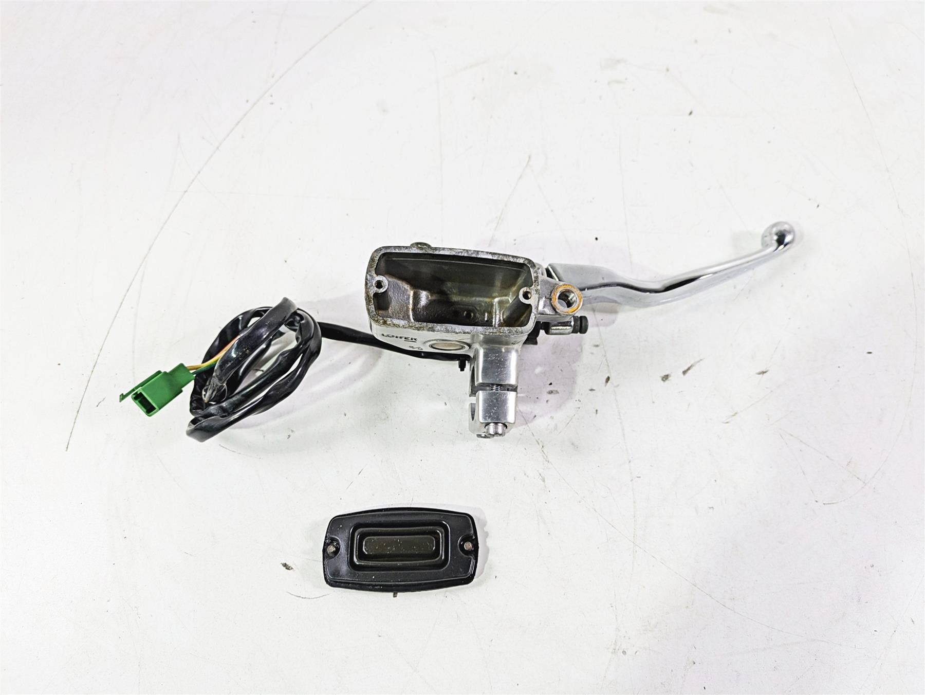 2004 Yamaha XVZ1300 Royal Star Front Brake Master Cylinder 4XY-W2587-01-00 {{ shop.shopifyCountryName }} - Mototech271