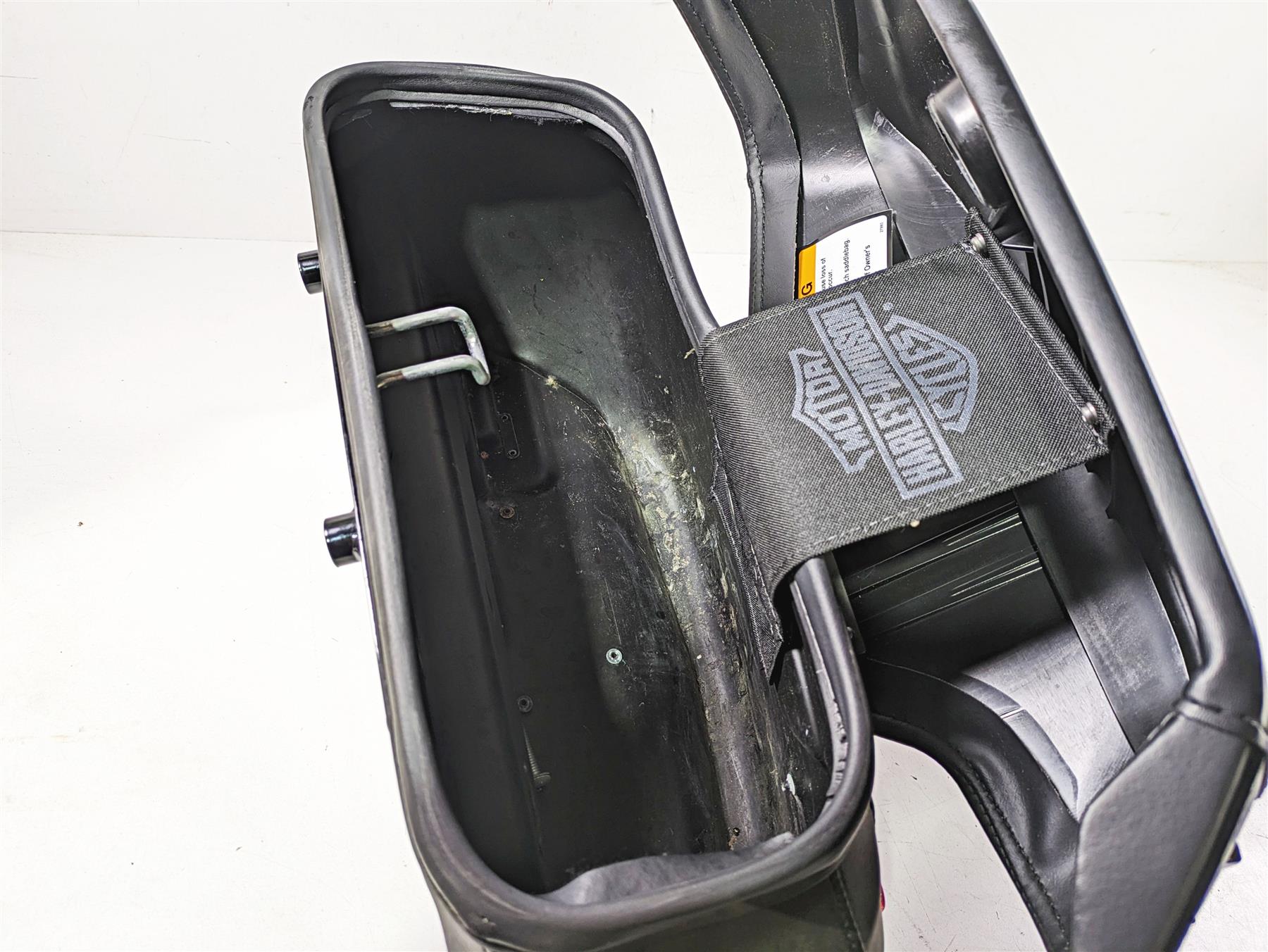 2019 Harley FLHCS Softail Heritage Right Saddle Bag Saddlebag 90201436 {{ shop.shopifyCountryName }} - Mototech271