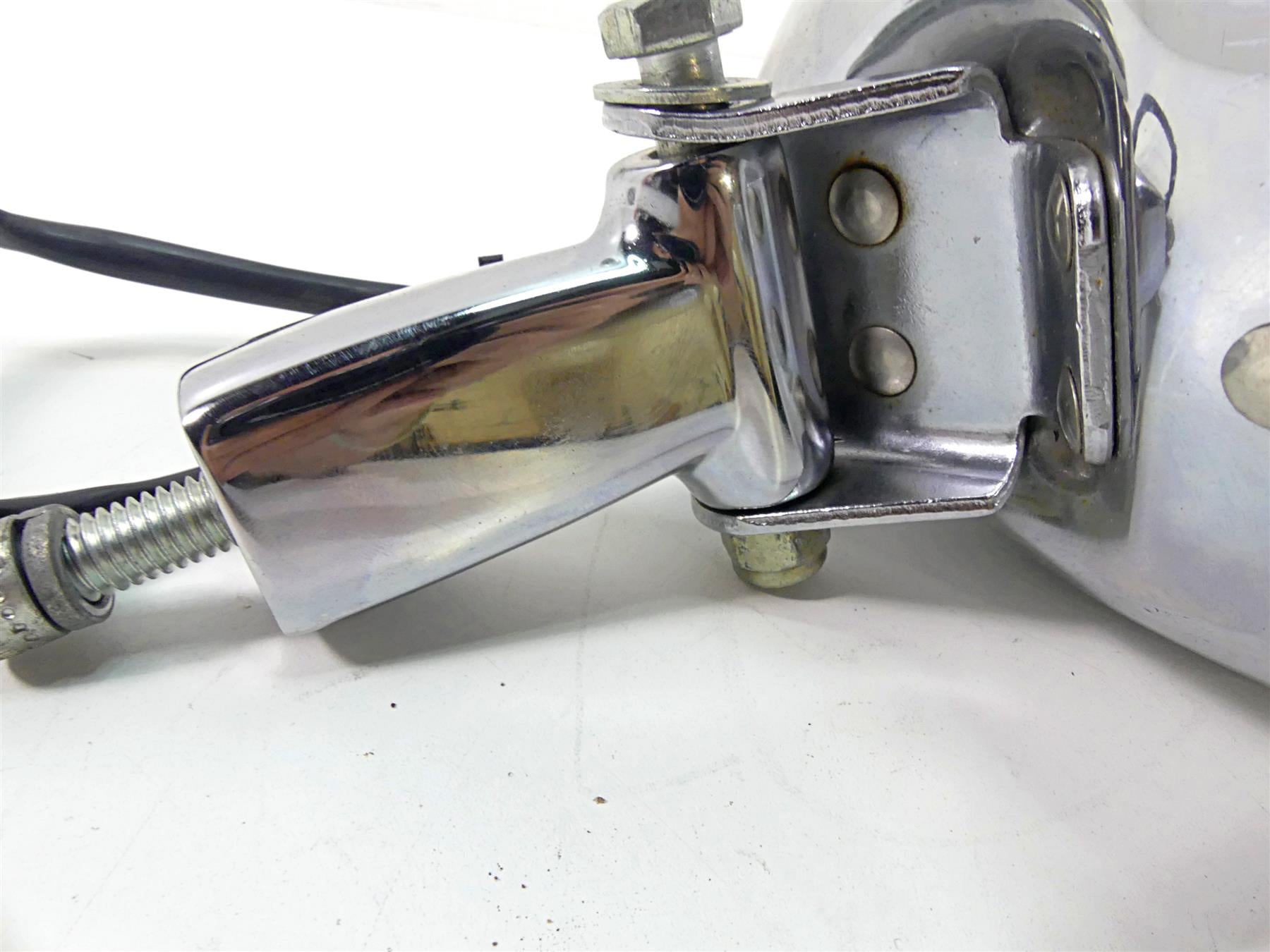 2005 Harley Sportster XL1200 C Headlight Head Light Lamp & Mount 69670-04A {{ shop.shopifyCountryName }} - Mototech271