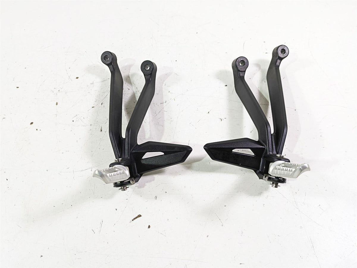 2023 Triumph Street Triple 765 RS Rear Passenger Footpeg Set T2088156 T2088157 {{ shop.shopifyCountryName }} - Mototech271