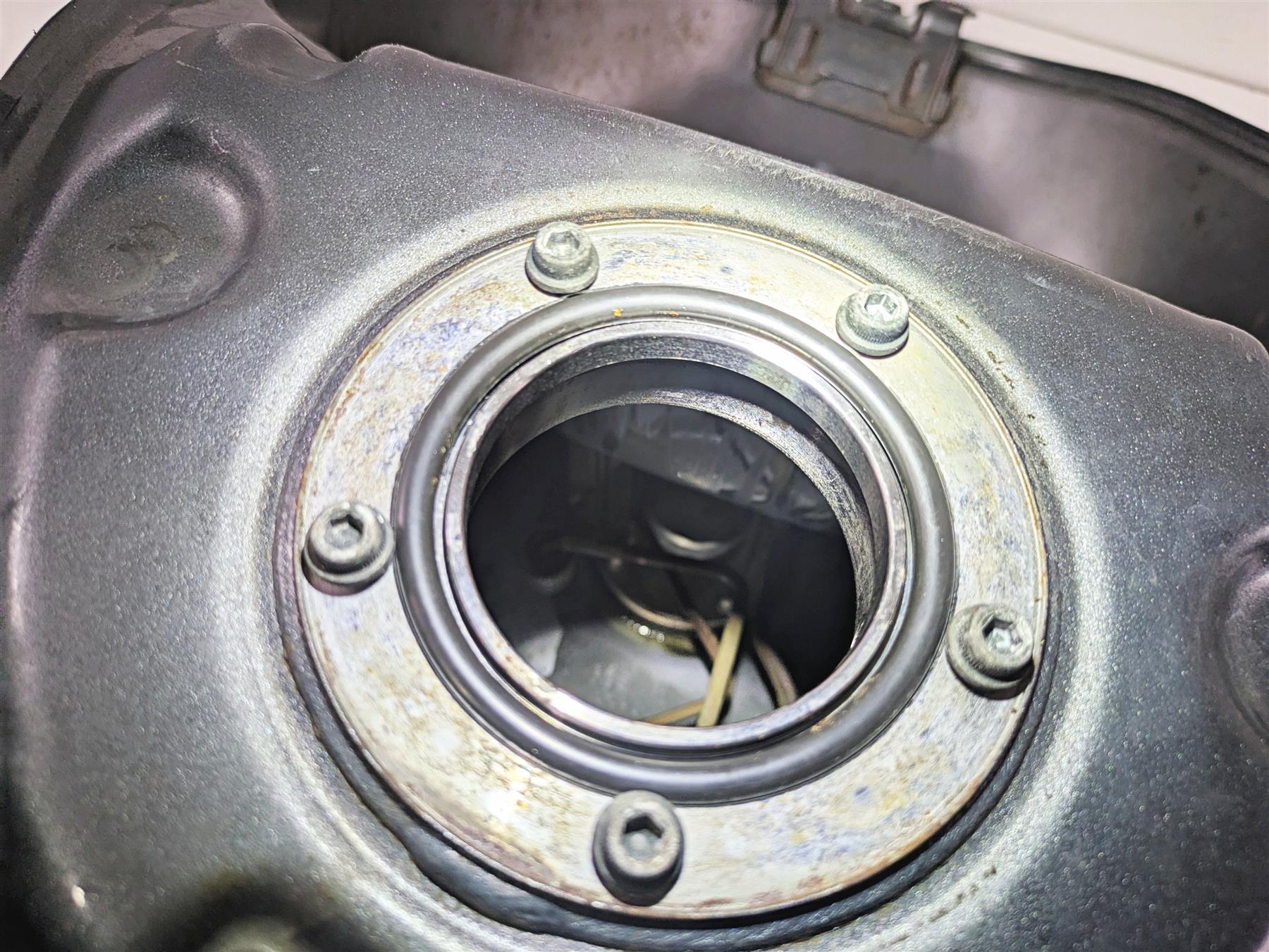 2006 Suzuki GSXR1000 K6 Fuel Gas Petrol Tank - No Dents 44100-41G30 {{ shop.shopifyCountryName }} - Mototech271