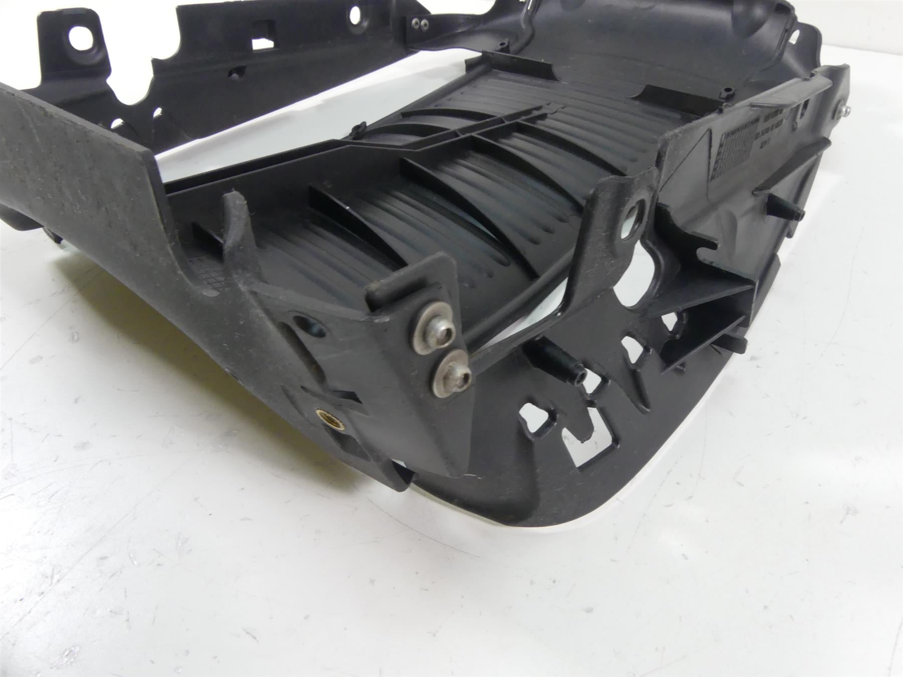 2006 Harley VRSCD Night V Rod Radiator Cooler Center Cover Fairing 26788-01A {{ shop.shopifyCountryName }} - Mototech271